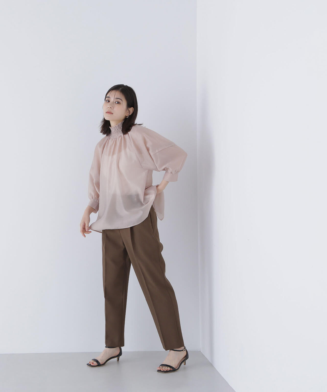 シャーリングネックドルマンブラウス