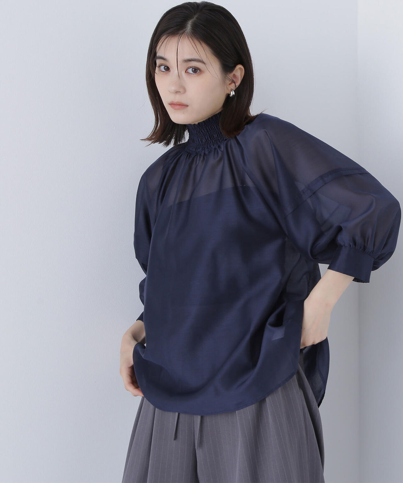 シャーリングネックドルマンブラウス