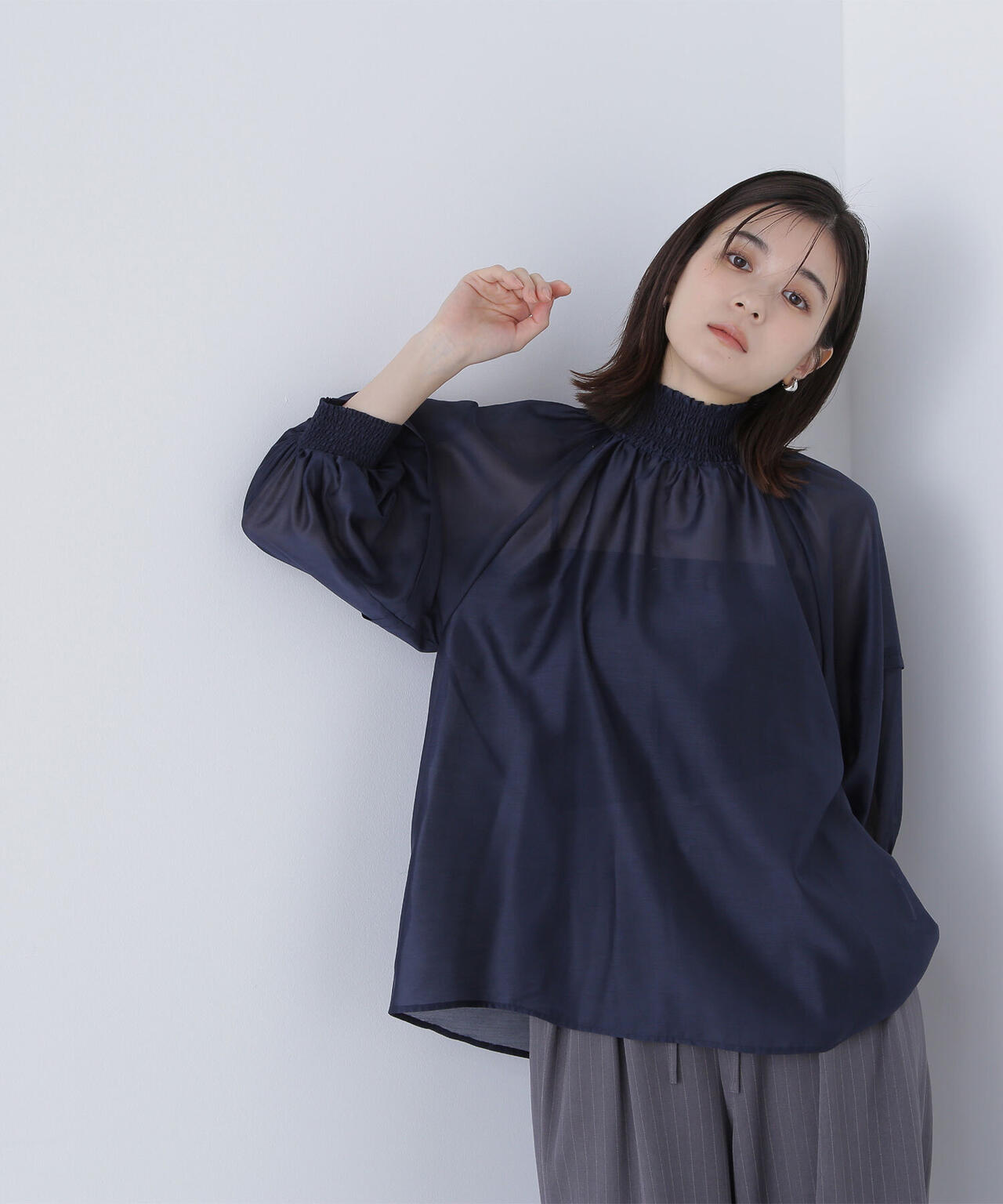 シャーリングネックドルマンブラウス