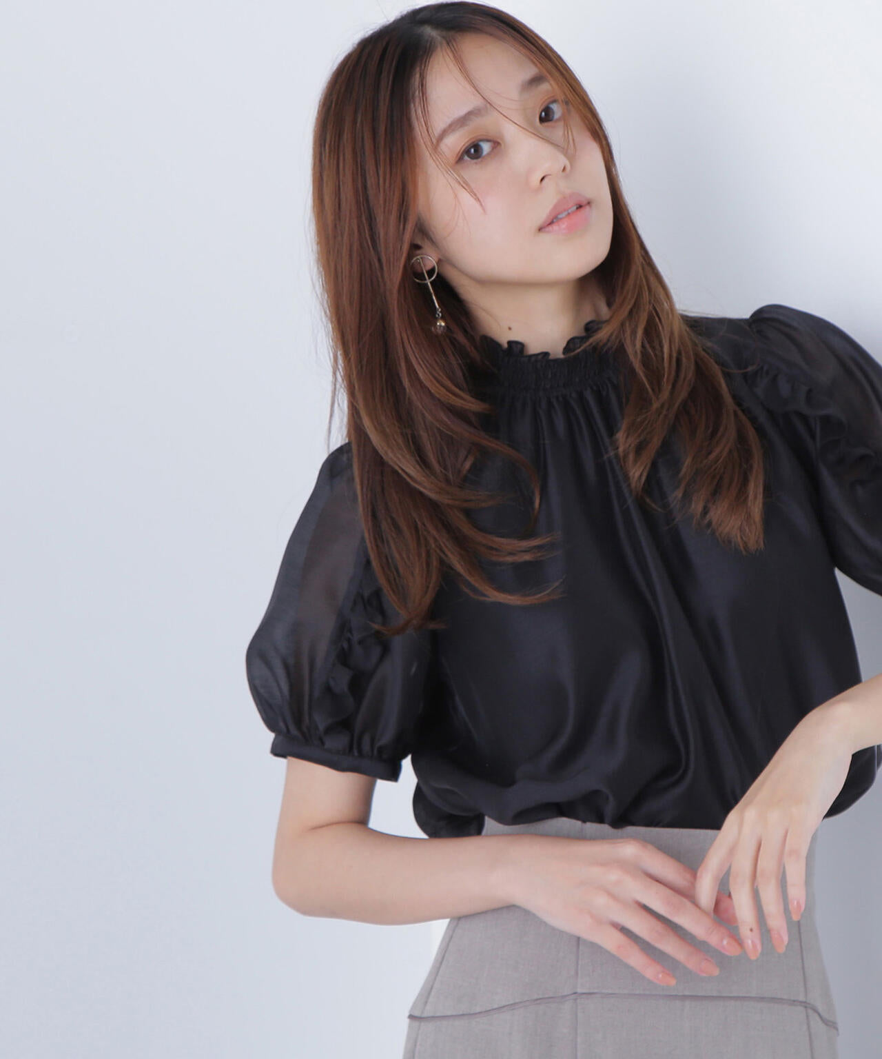 シャーリングネックフリルブラウス