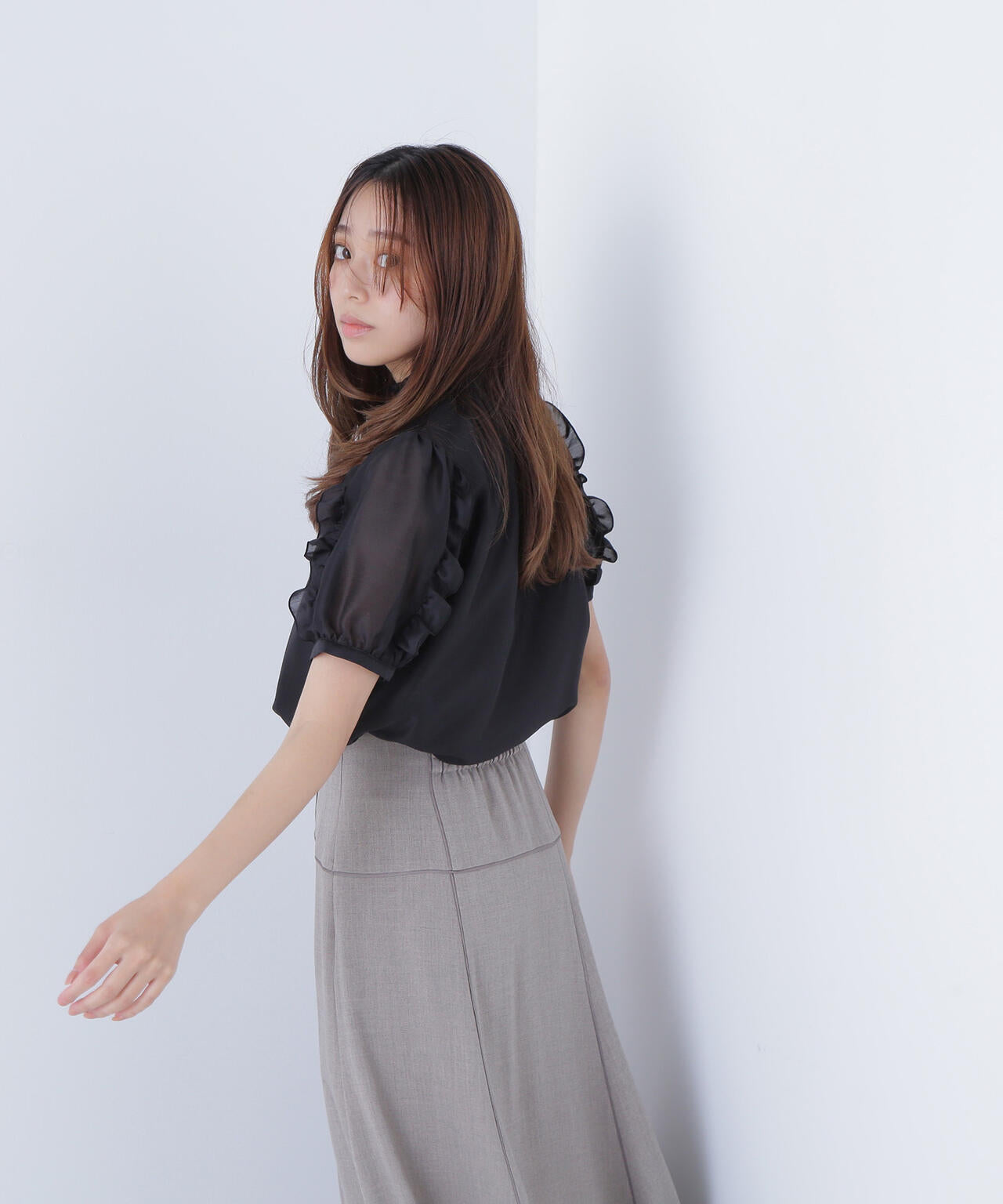 シャーリングネックフリルブラウス