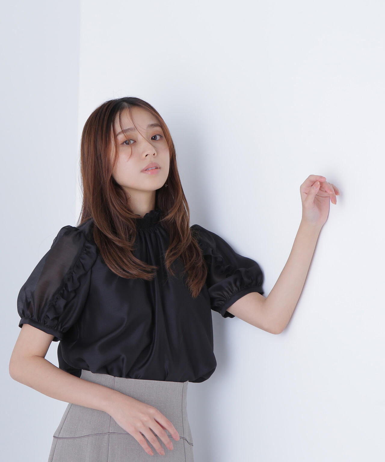 シャーリングネックフリルブラウス