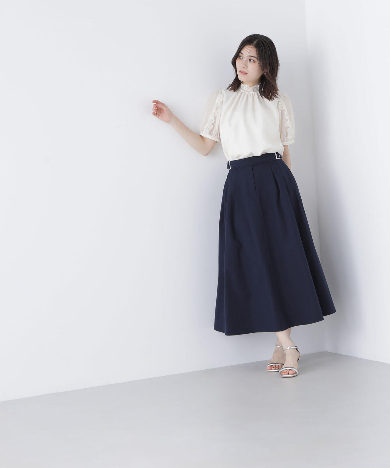 シャーリングネックフリルブラウス