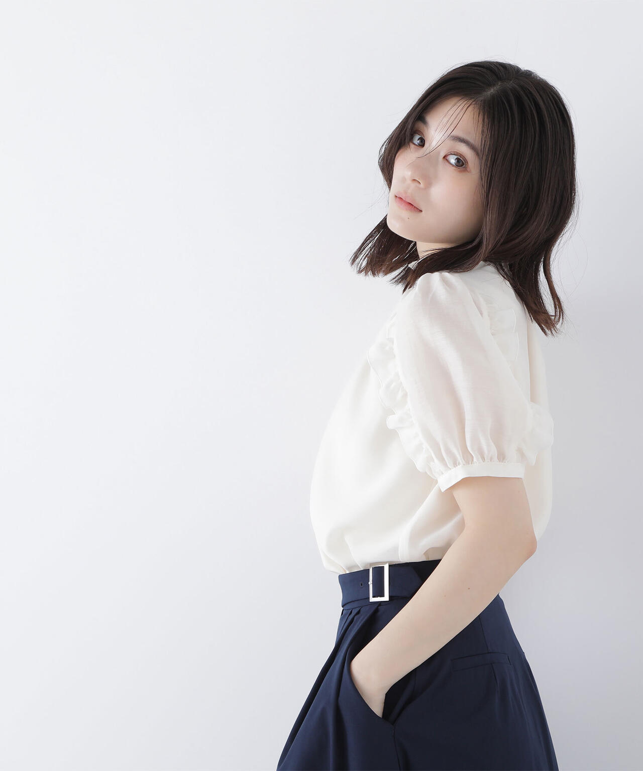 シャーリングネックフリルブラウス