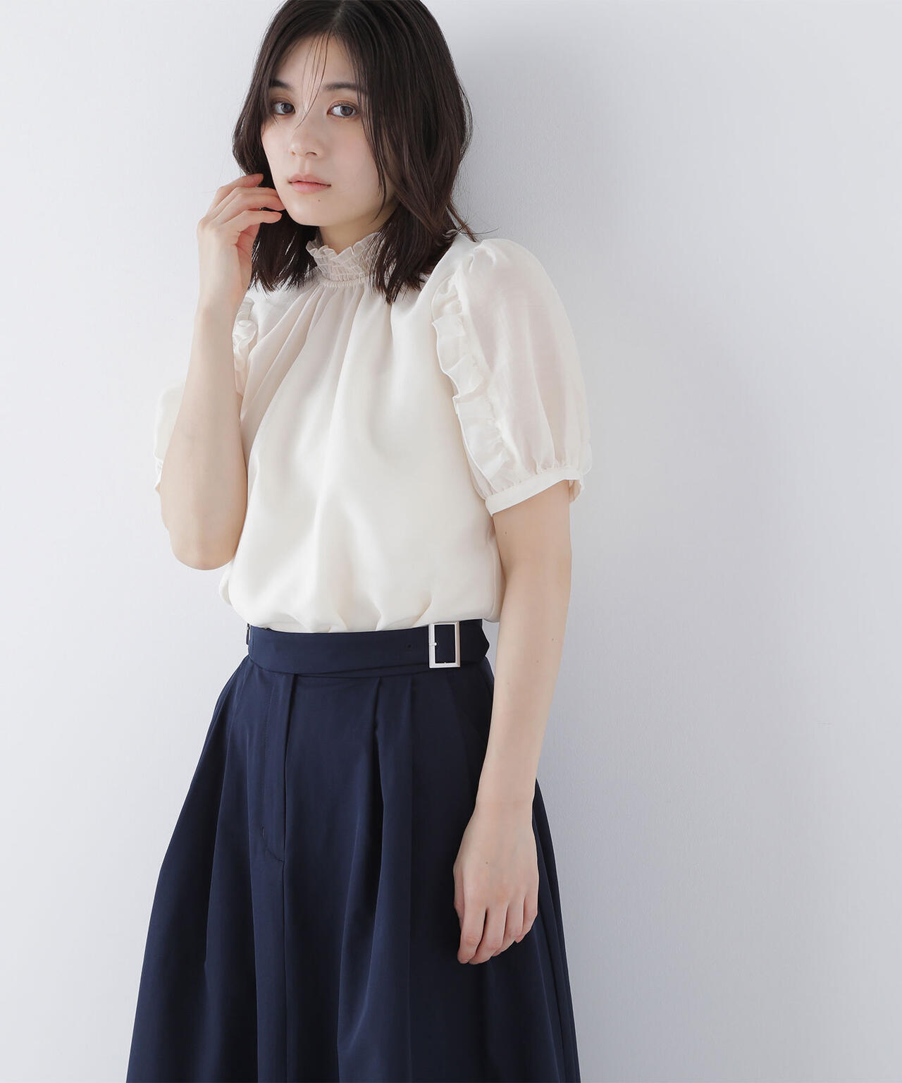 シャーリングネックフリルブラウス