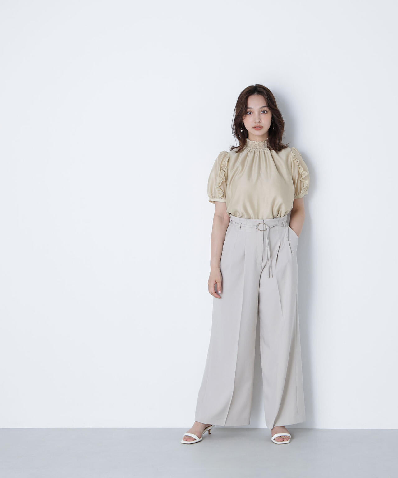 シャーリングネックフリルブラウス