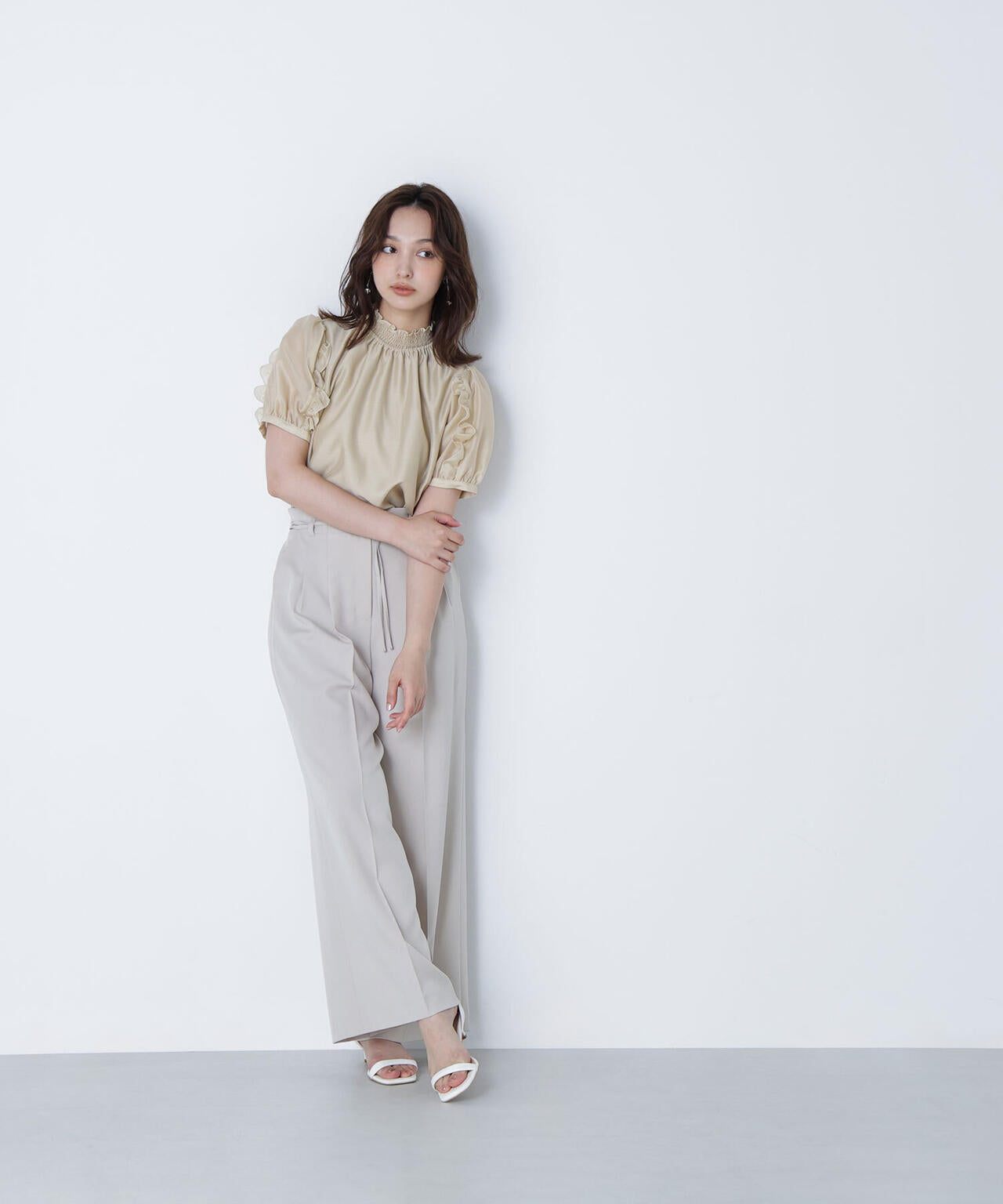 シャーリングネックフリルブラウス