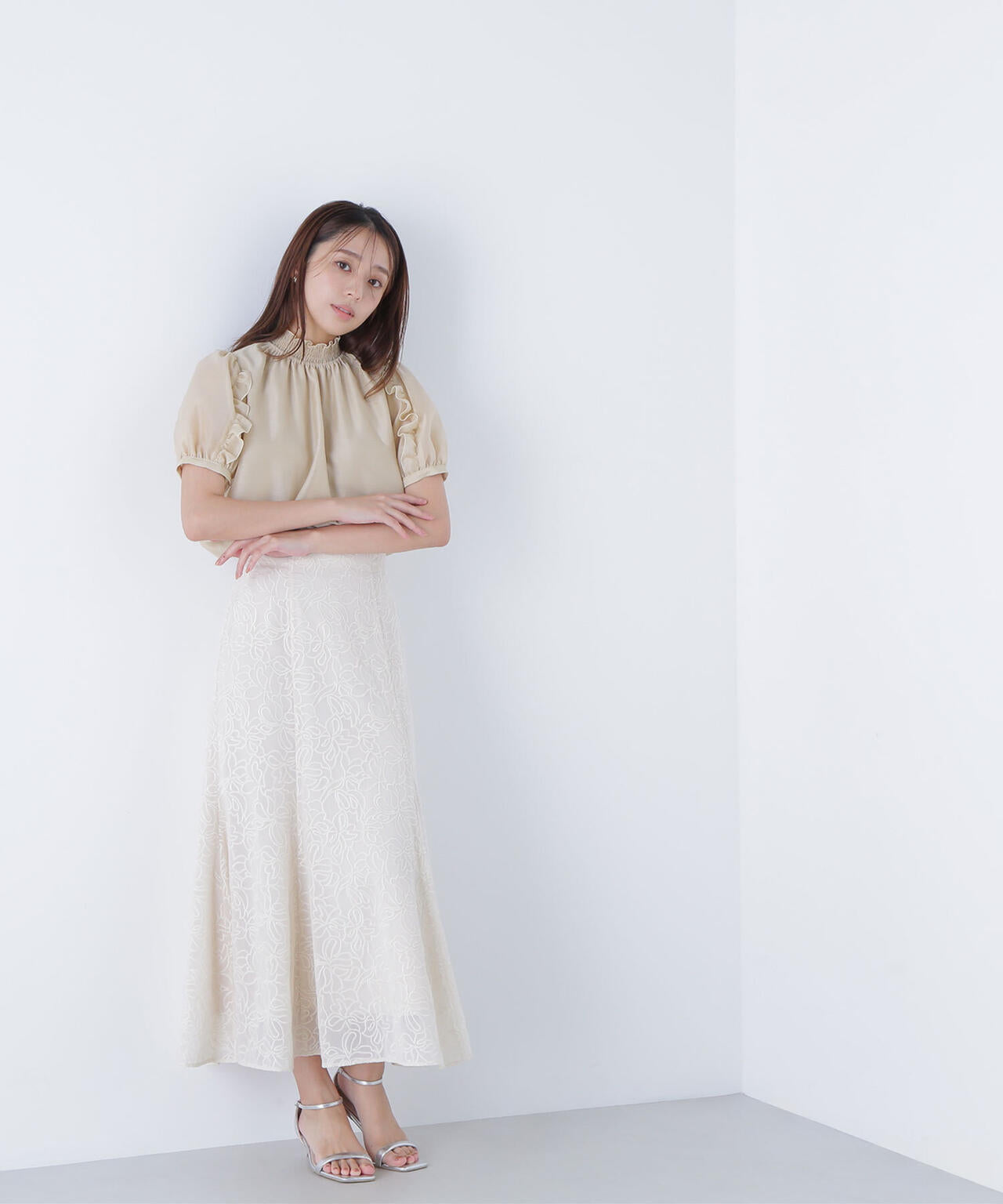 シャーリングネックフリルブラウス