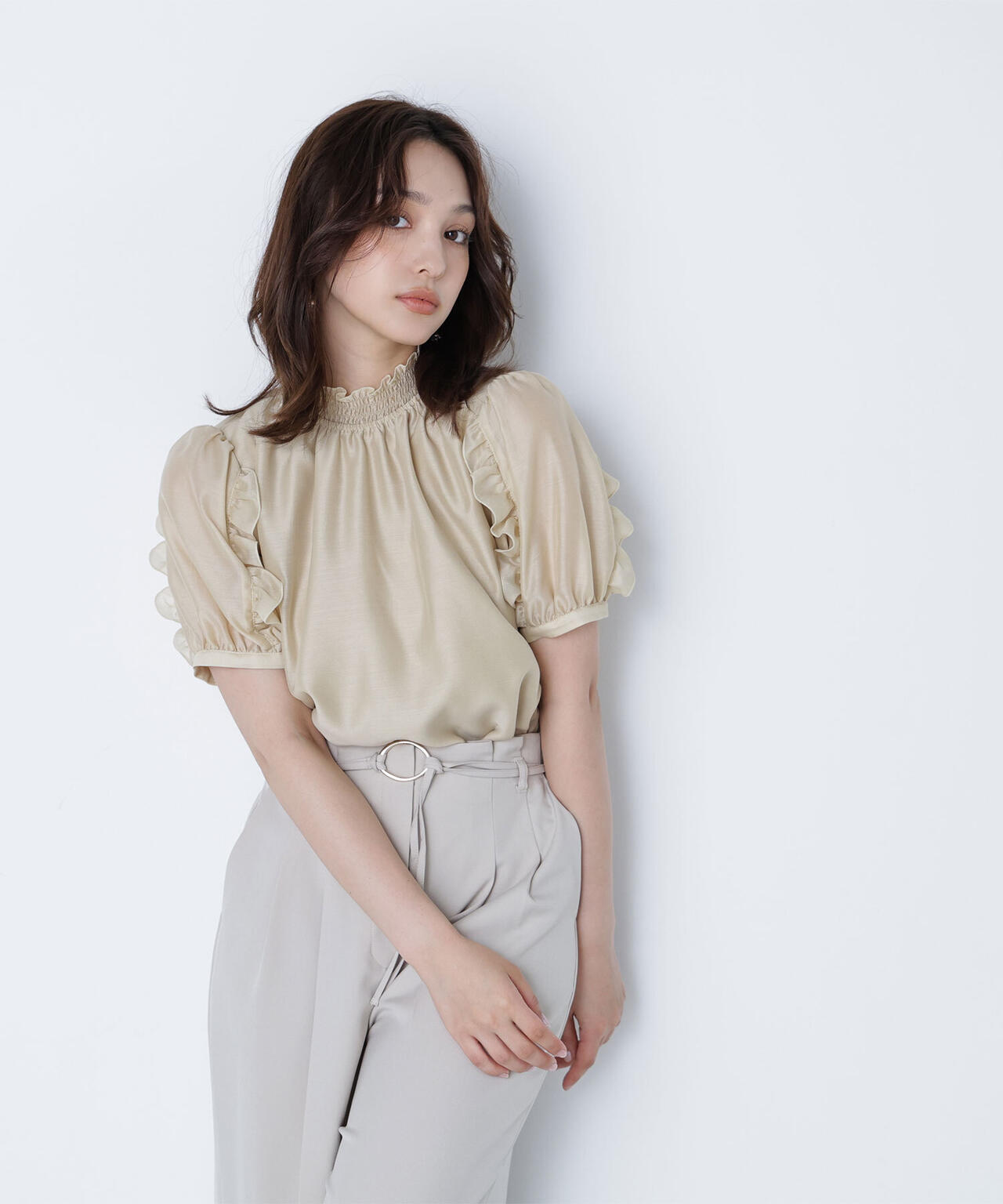 シャーリングネックフリルブラウス