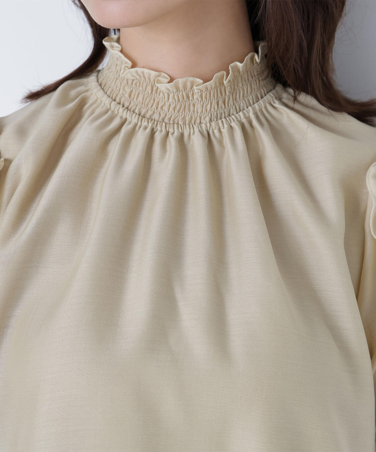 シャーリングネックフリルブラウス