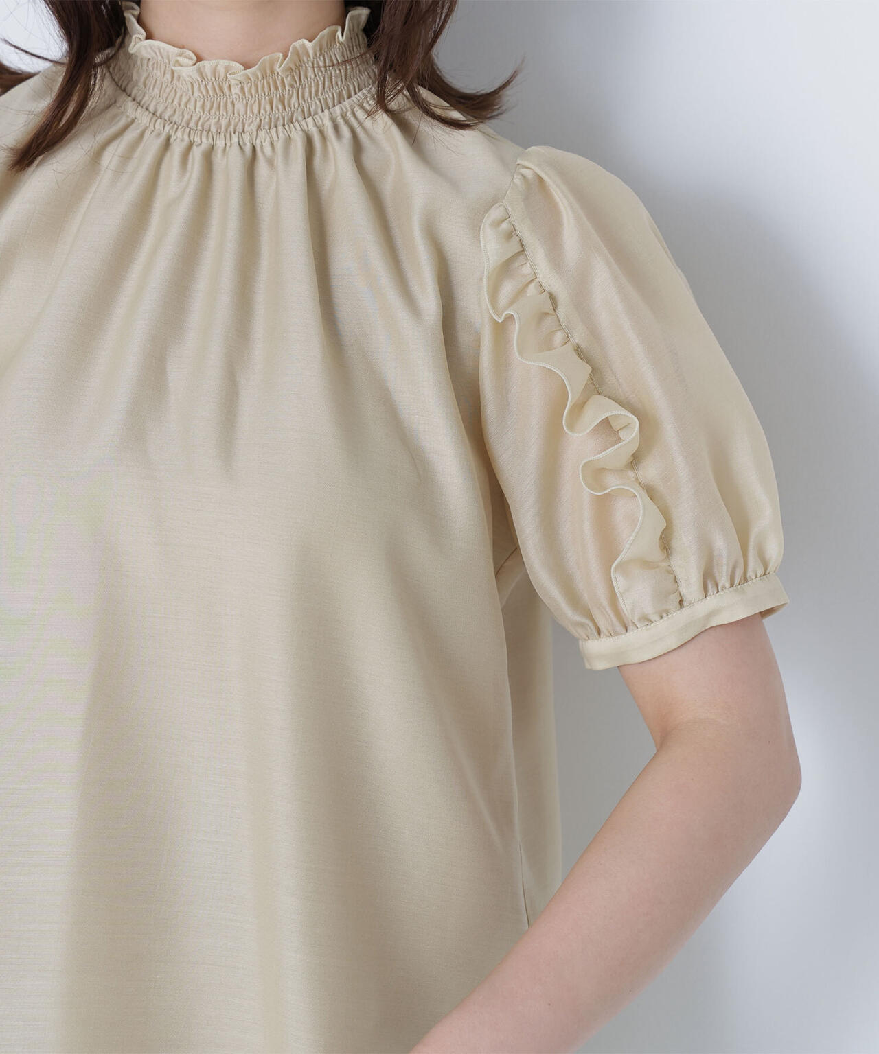 シャーリングネックフリルブラウス