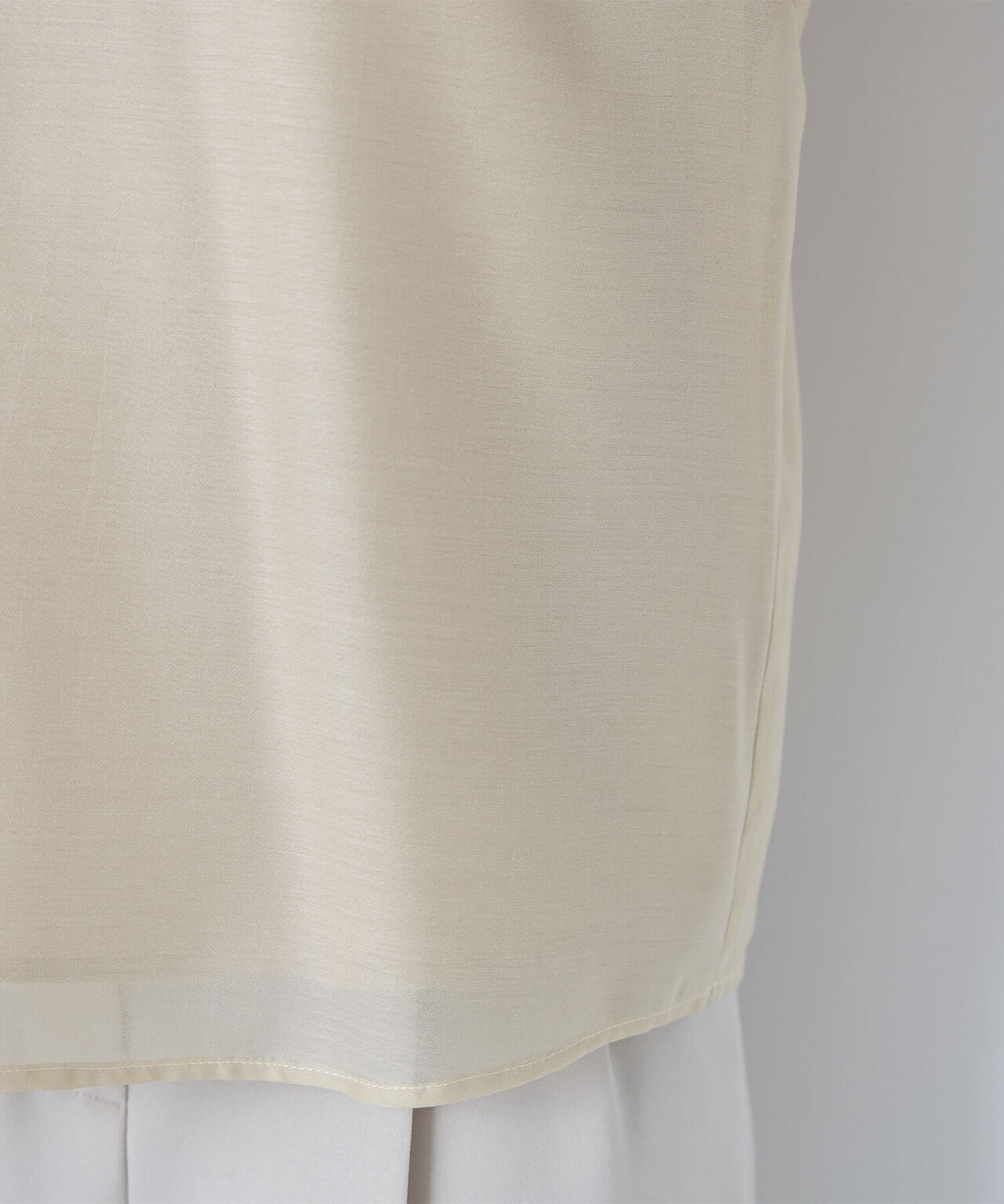 シャーリングネックフリルブラウス