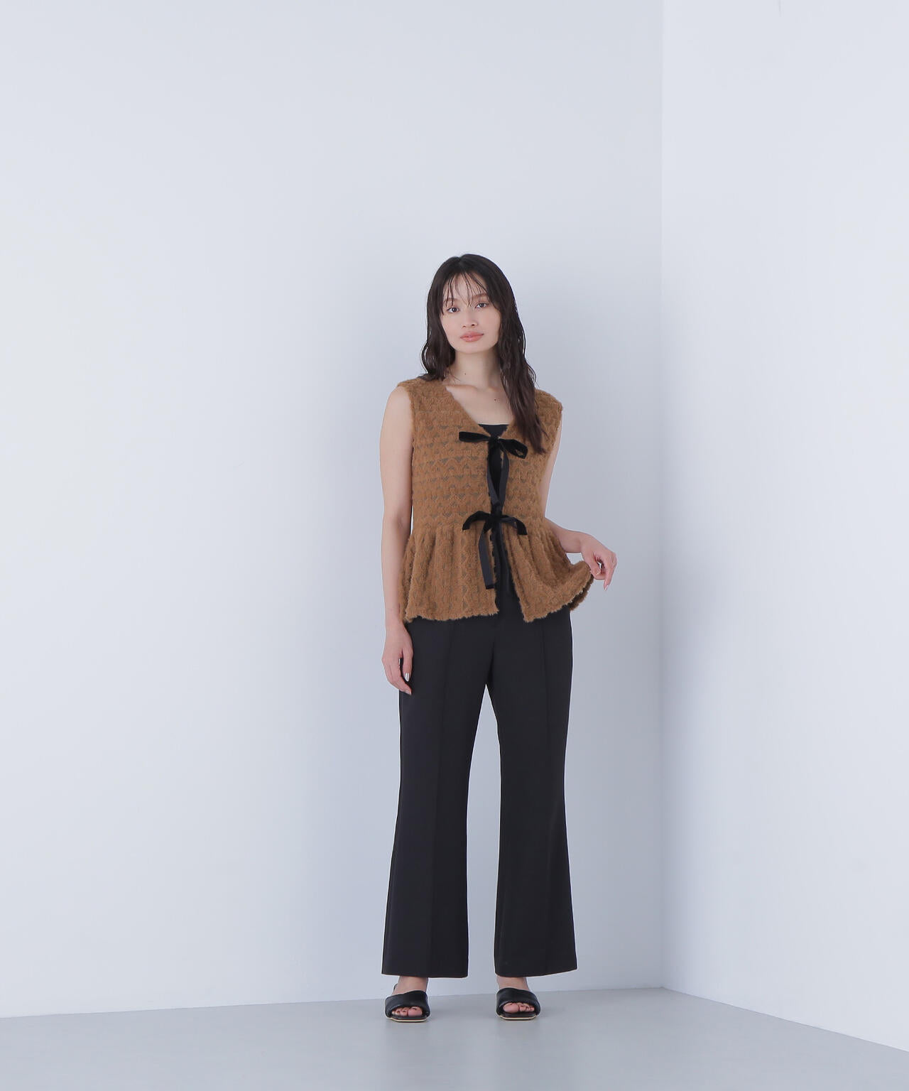 フェザーレースジレ