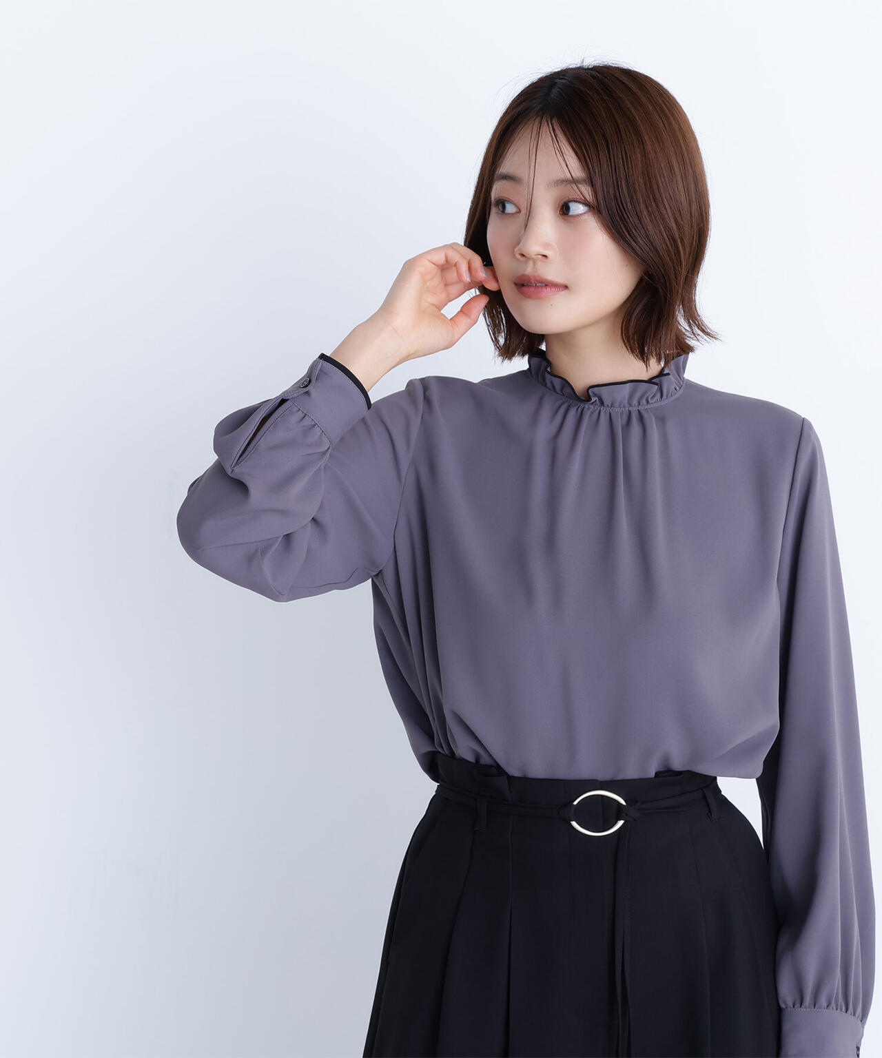 バイカラーフリルネックブラウス