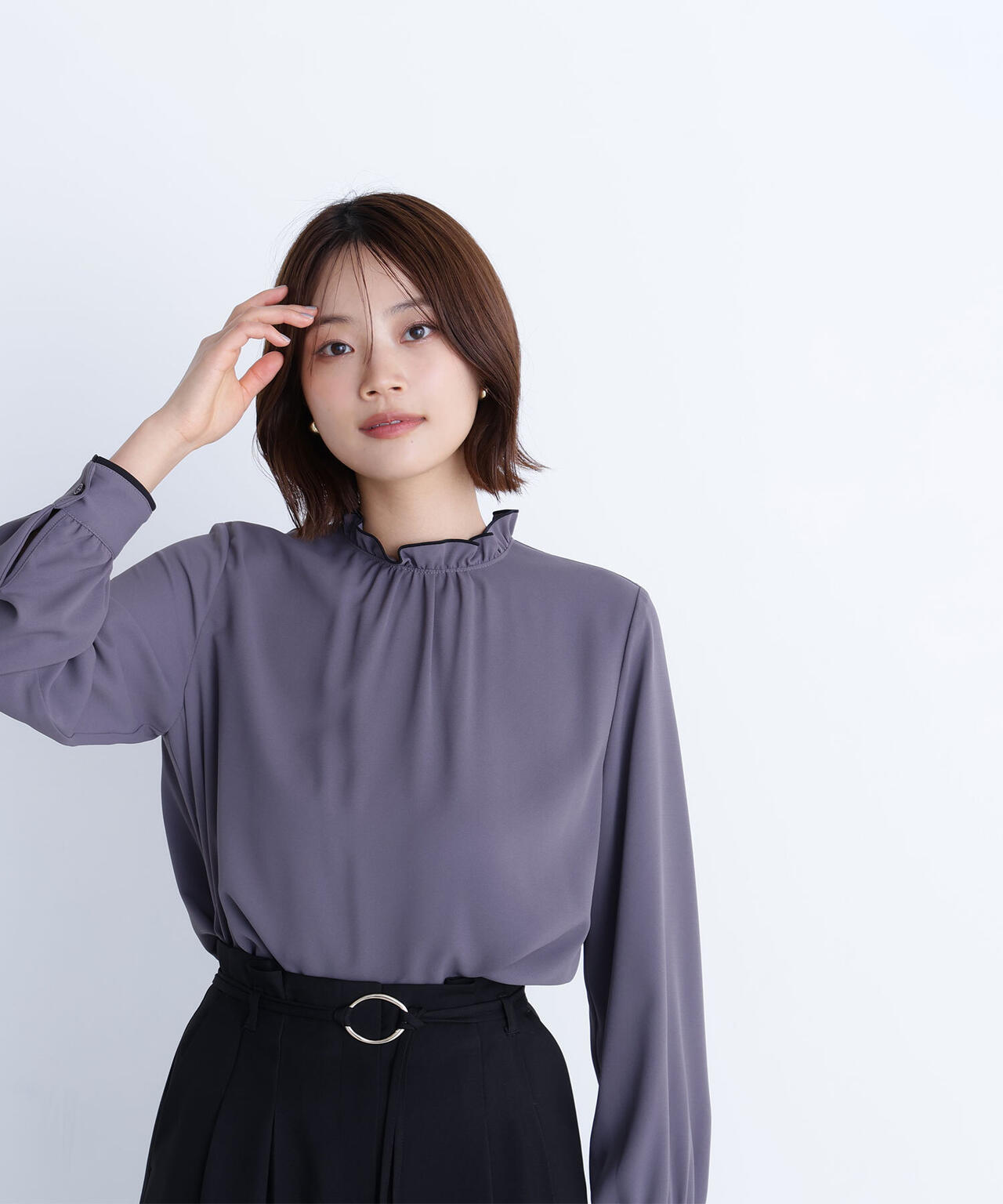 バイカラーフリルネックブラウス