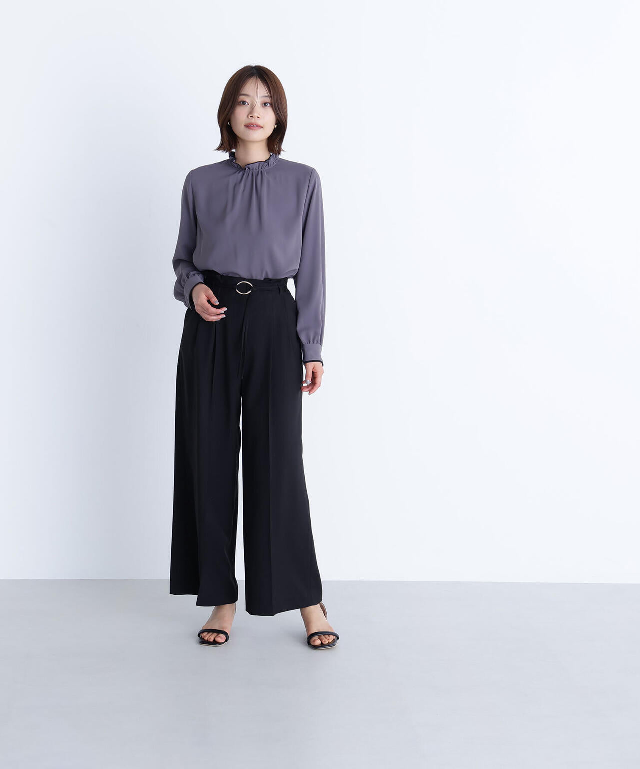 バイカラーフリルネックブラウス