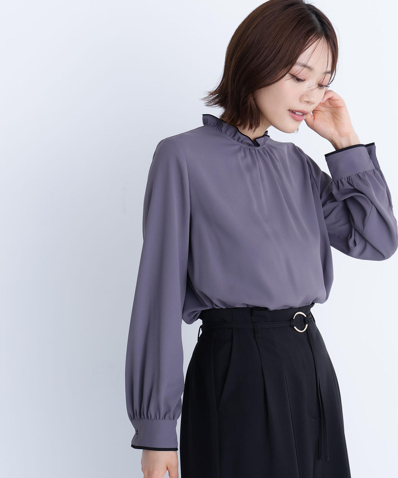 バイカラーフリルネックブラウス