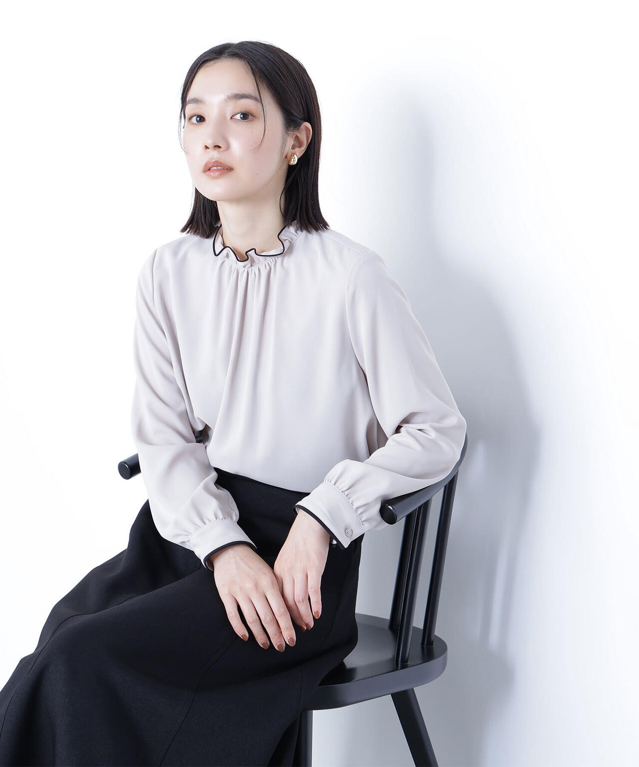 バイカラーフリルネックブラウス