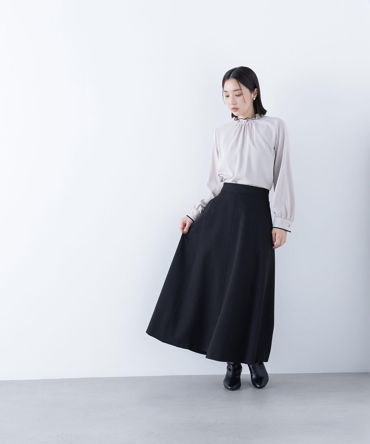 バイカラーフリルネックブラウス