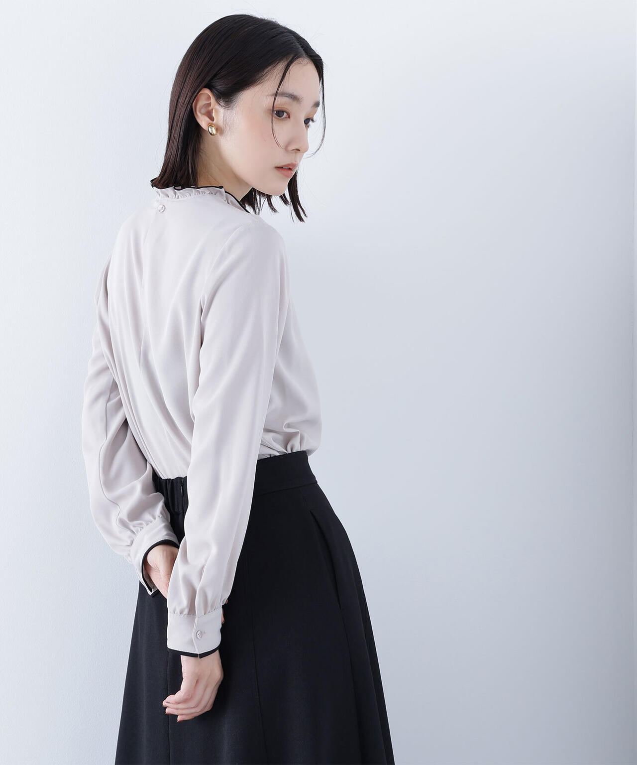 バイカラーフリルネックブラウス