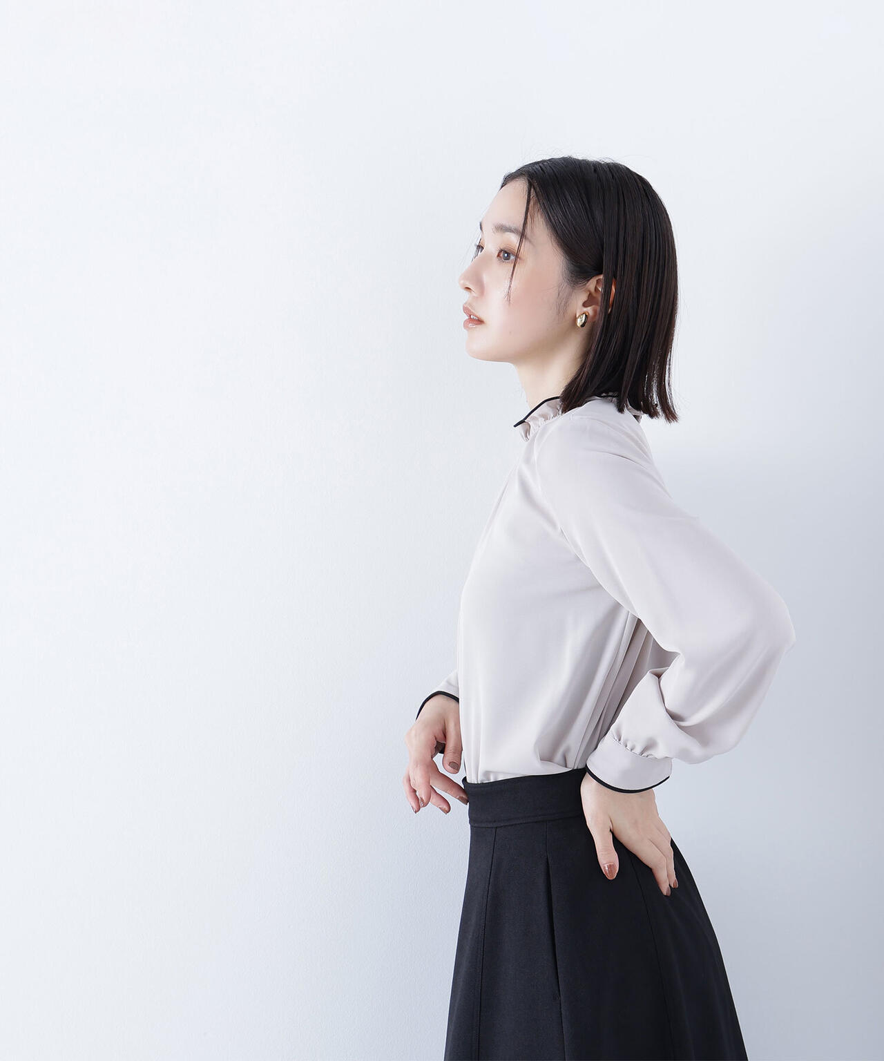 バイカラーフリルネックブラウス