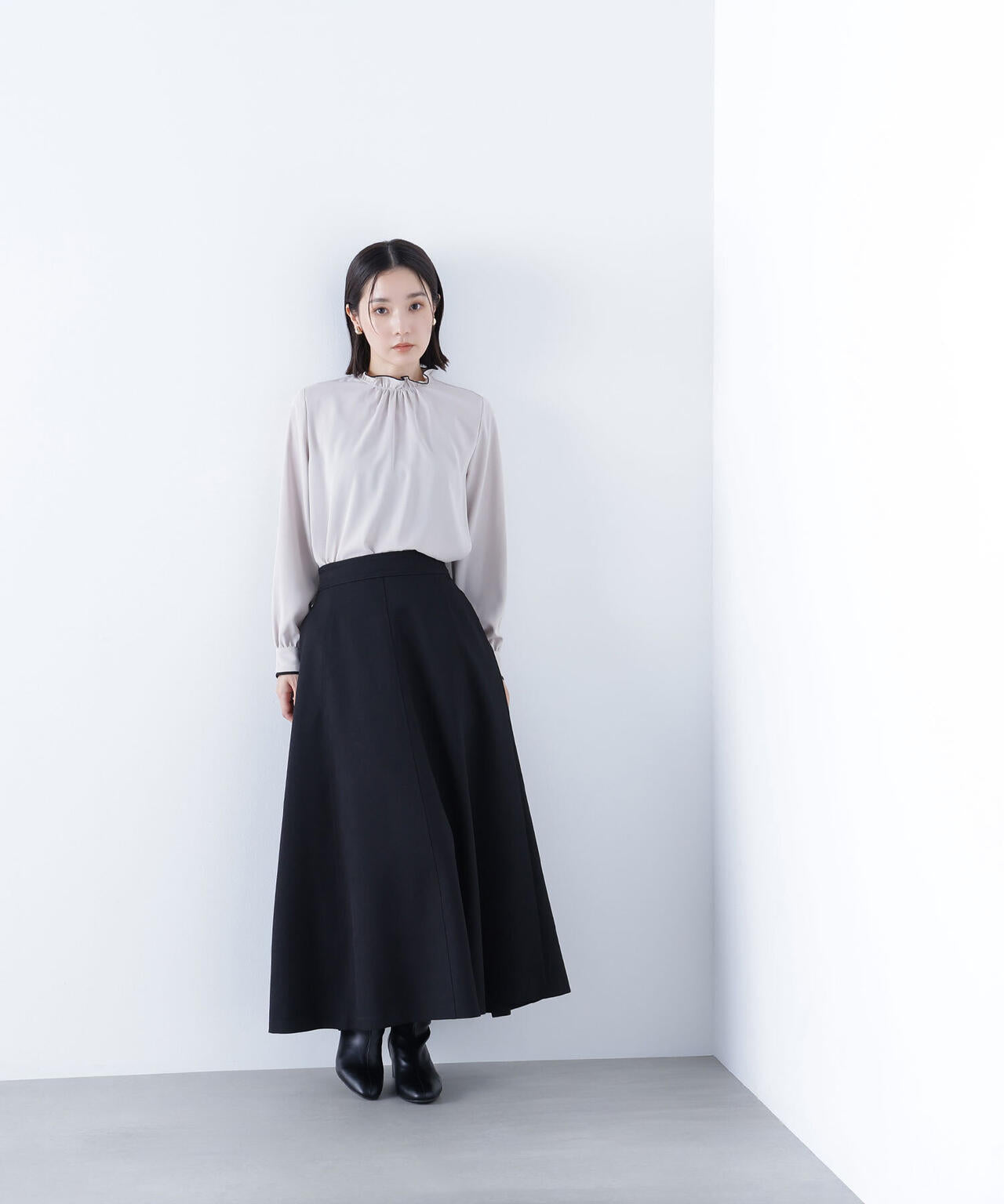 バイカラーフリルネックブラウス