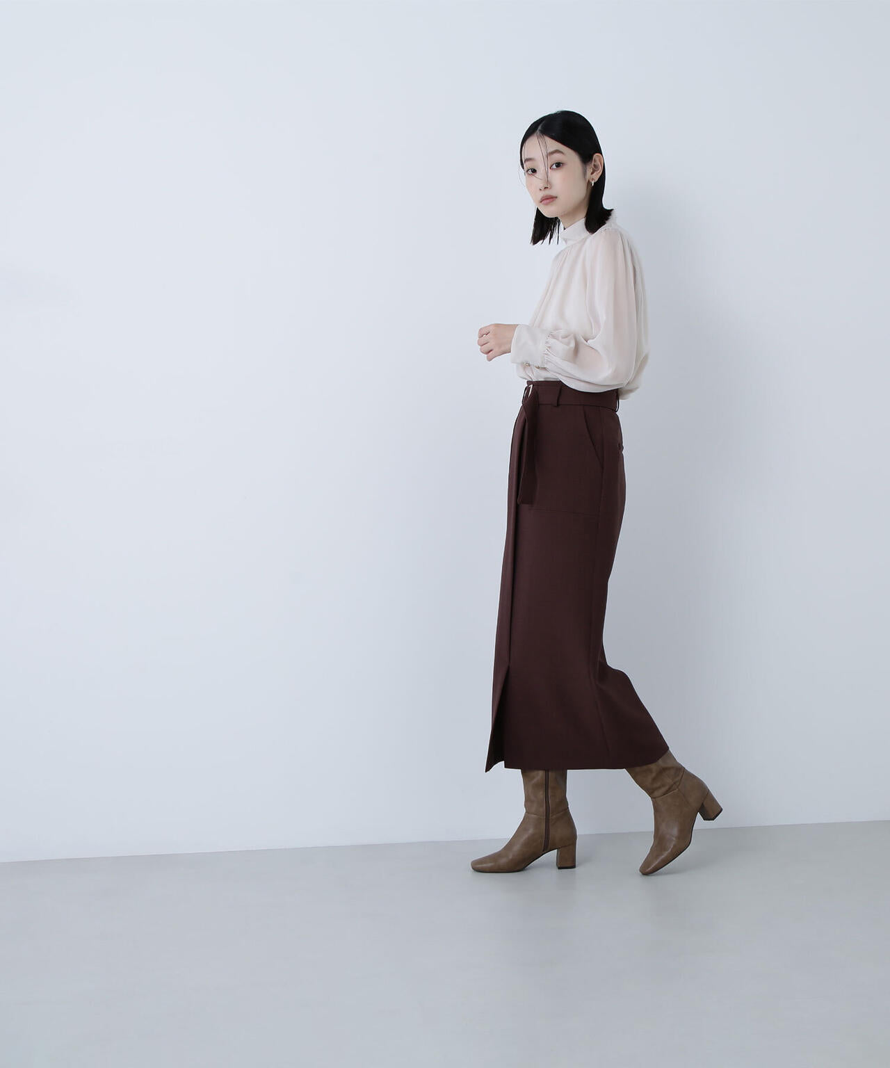 ハイネックボリュームシアーブラウス