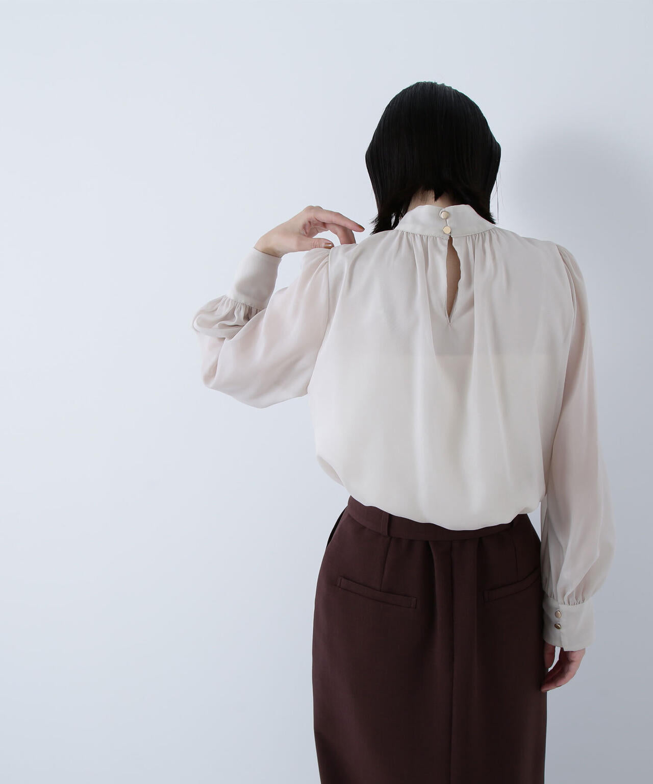 ハイネックボリュームシアーブラウス