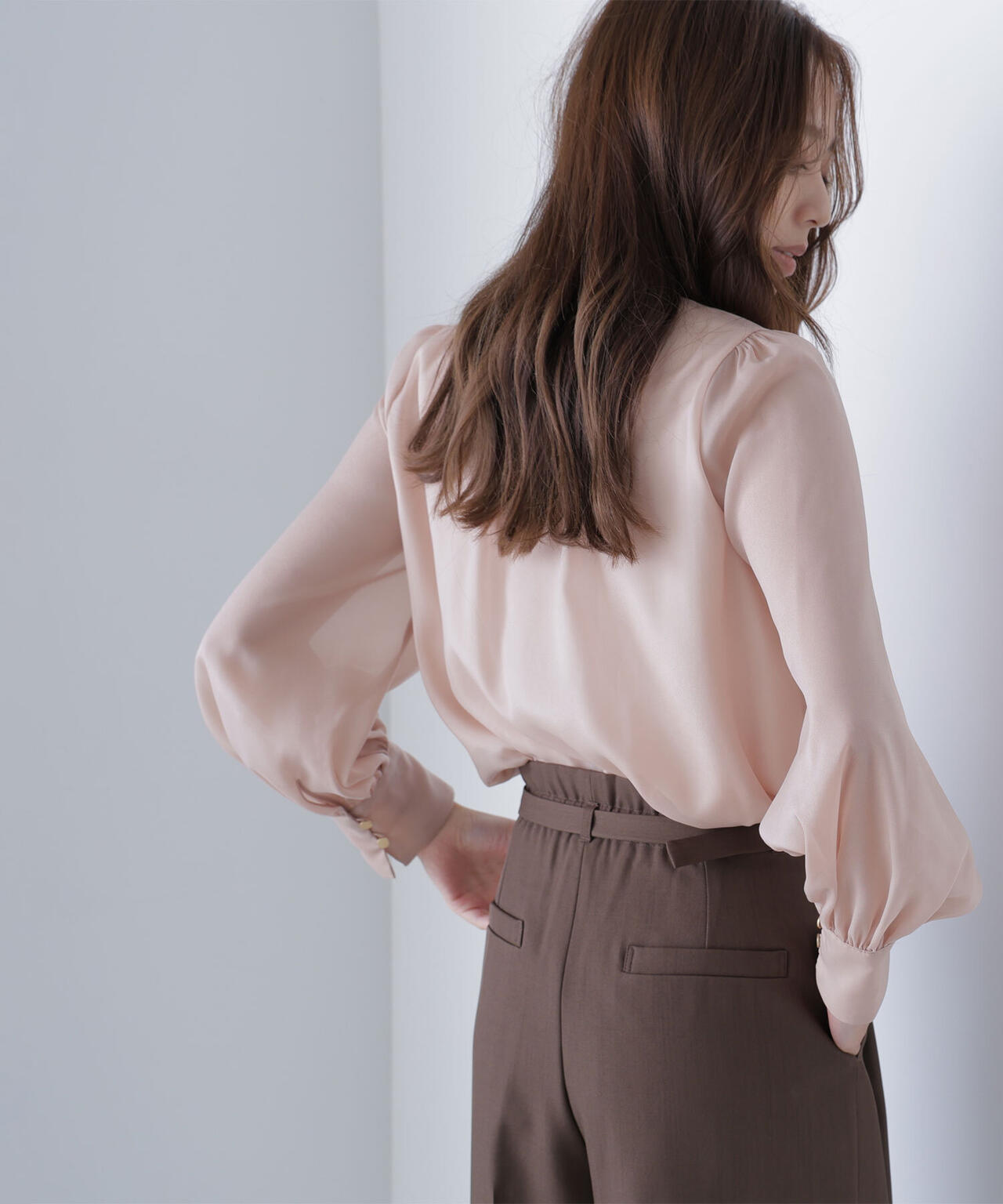 ハイネックボリュームシアーブラウス