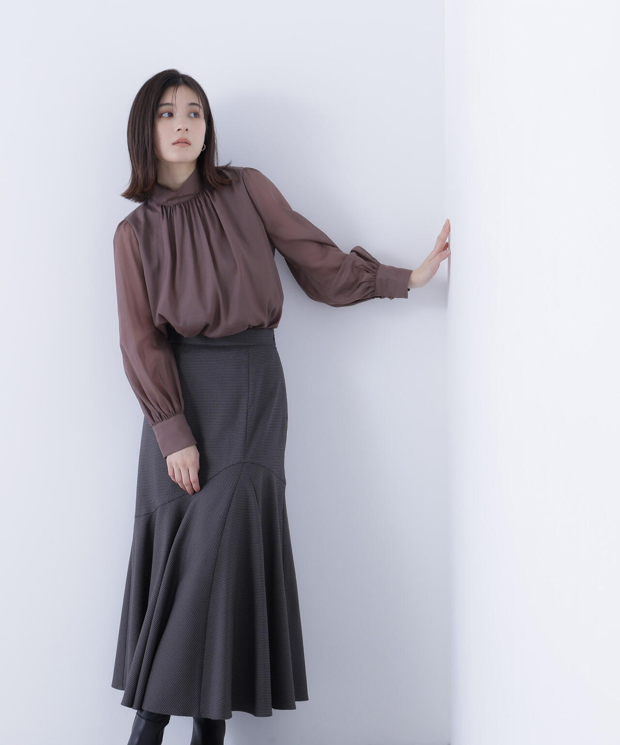 ハイネックボリュームシアーブラウス