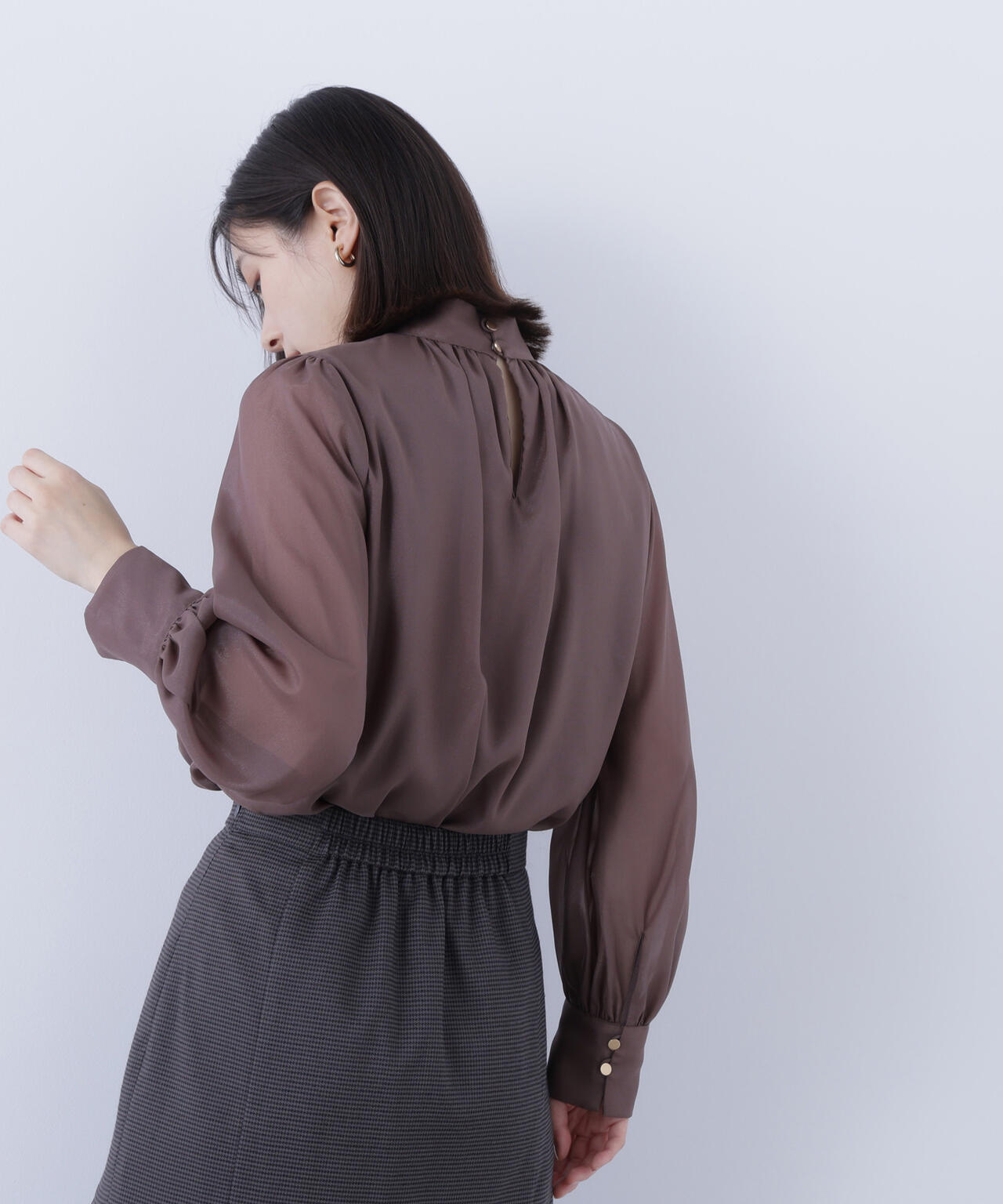 ハイネックボリュームシアーブラウス