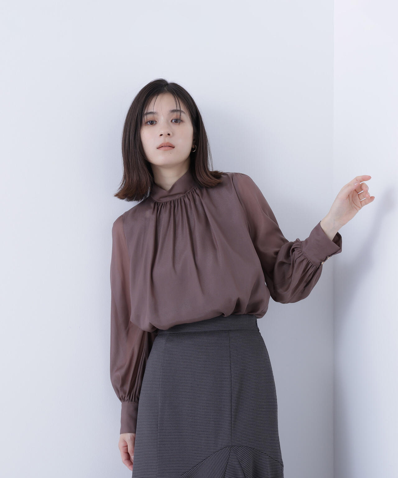 ハイネックボリュームシアーブラウス