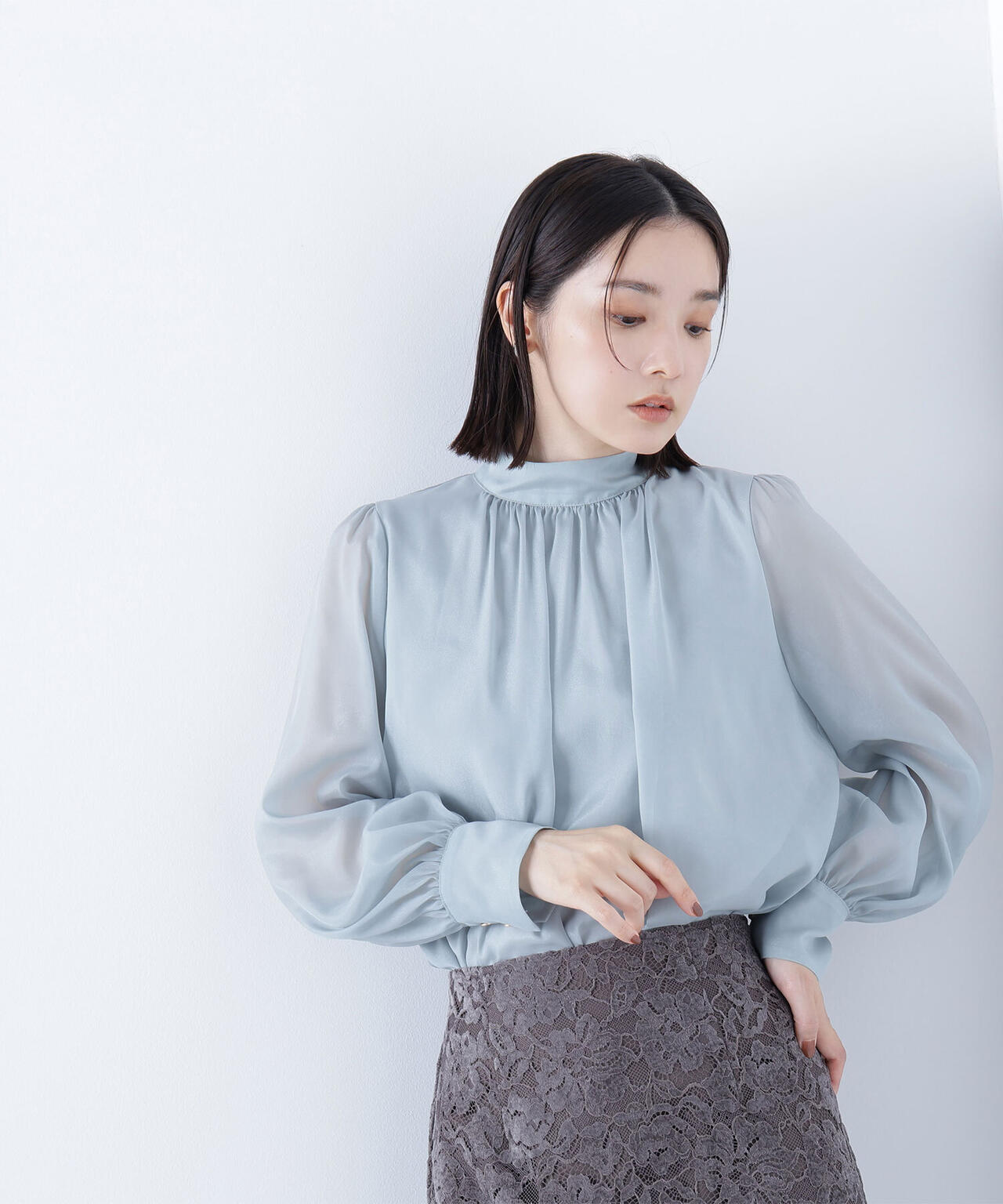ハイネックボリュームシアーブラウス