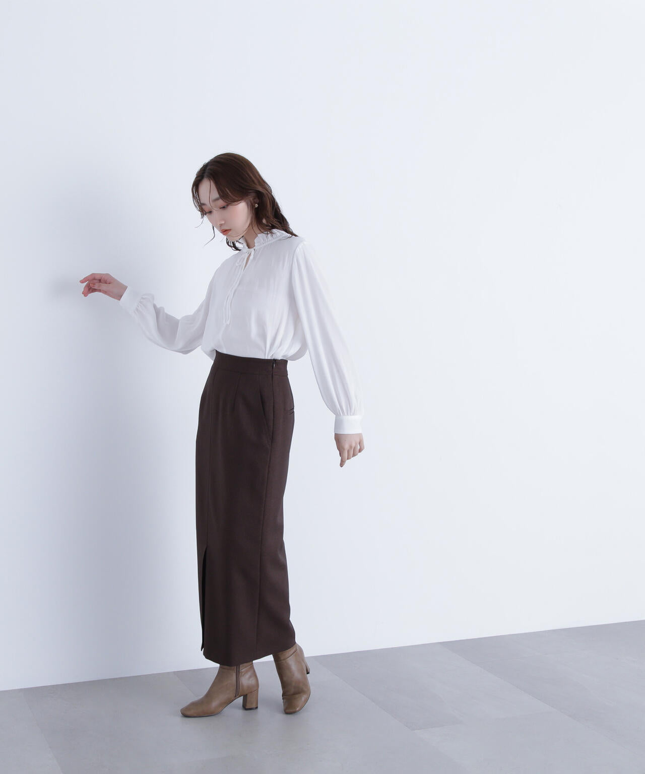 フリルネックリボンブラウス