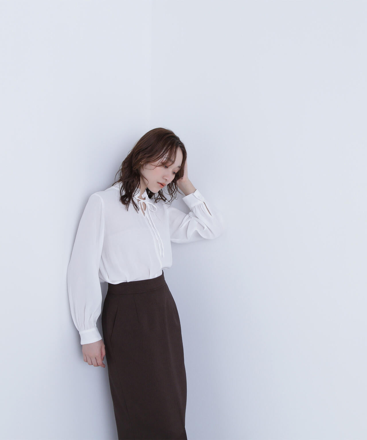 フリルネックリボンブラウス