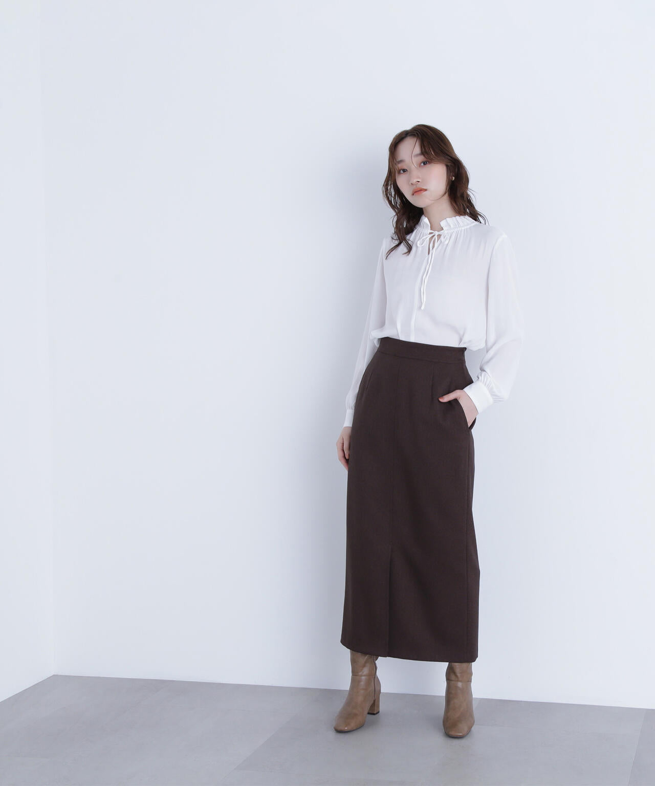 フリルネックリボンブラウス