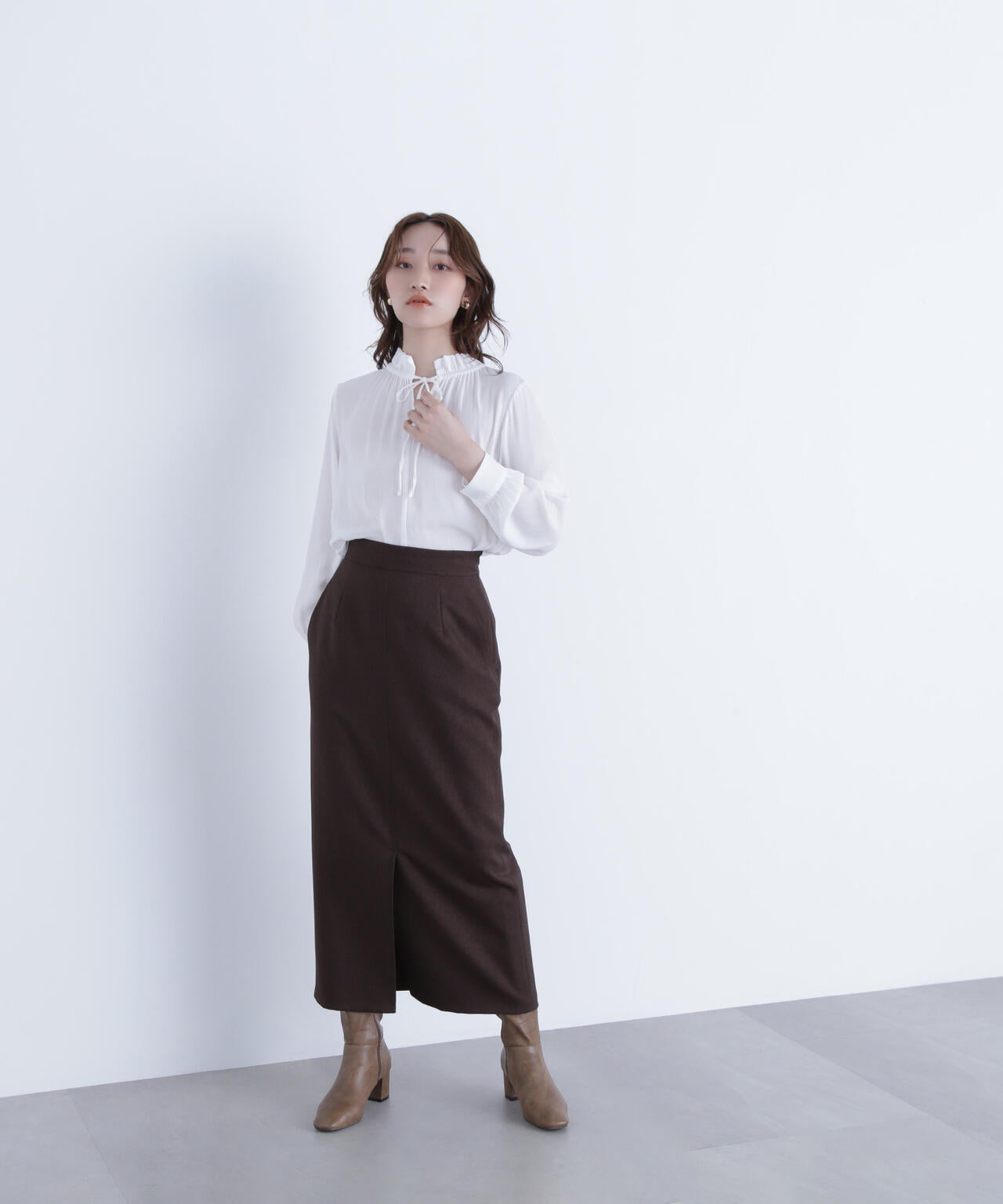 フリルネックリボンブラウス