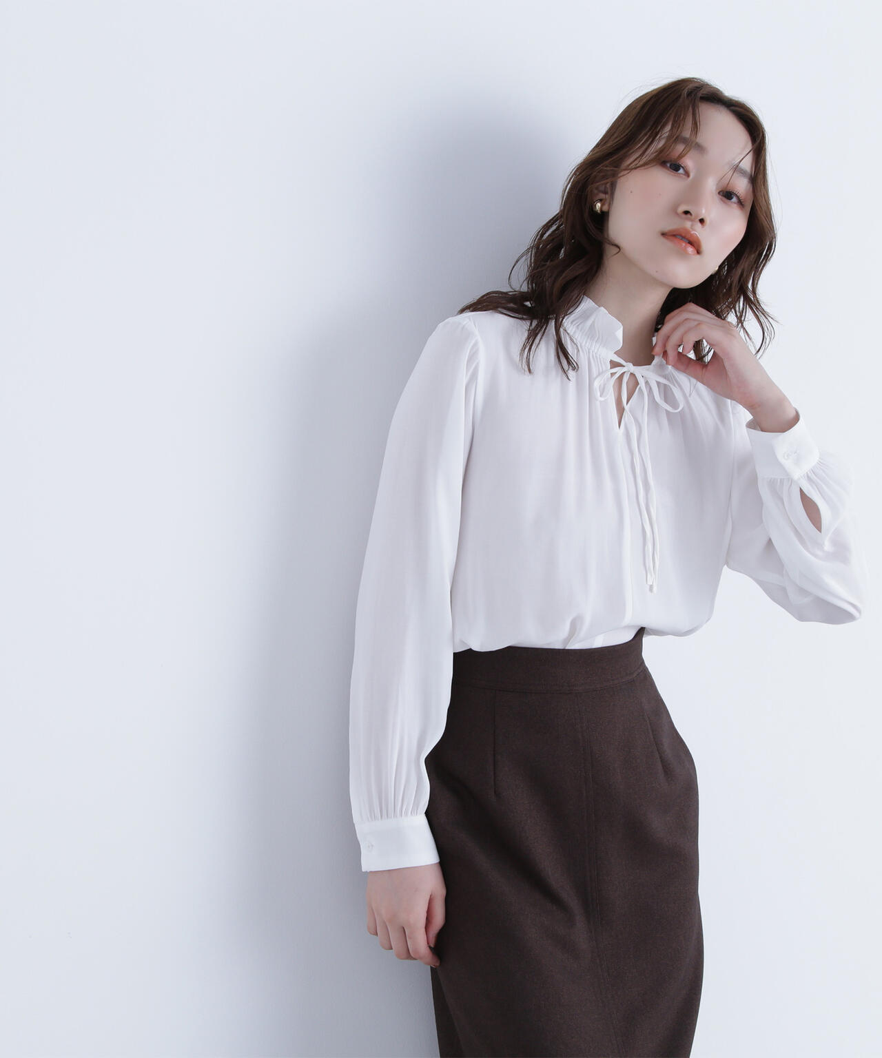 フリルネックリボンブラウス