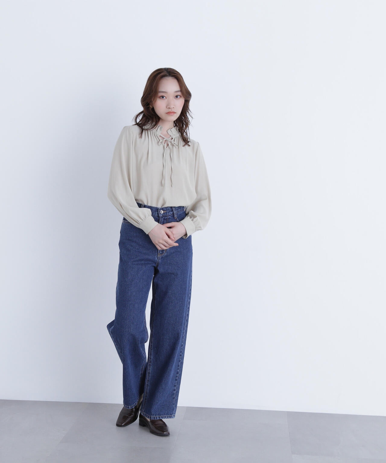 フリルネックリボンブラウス