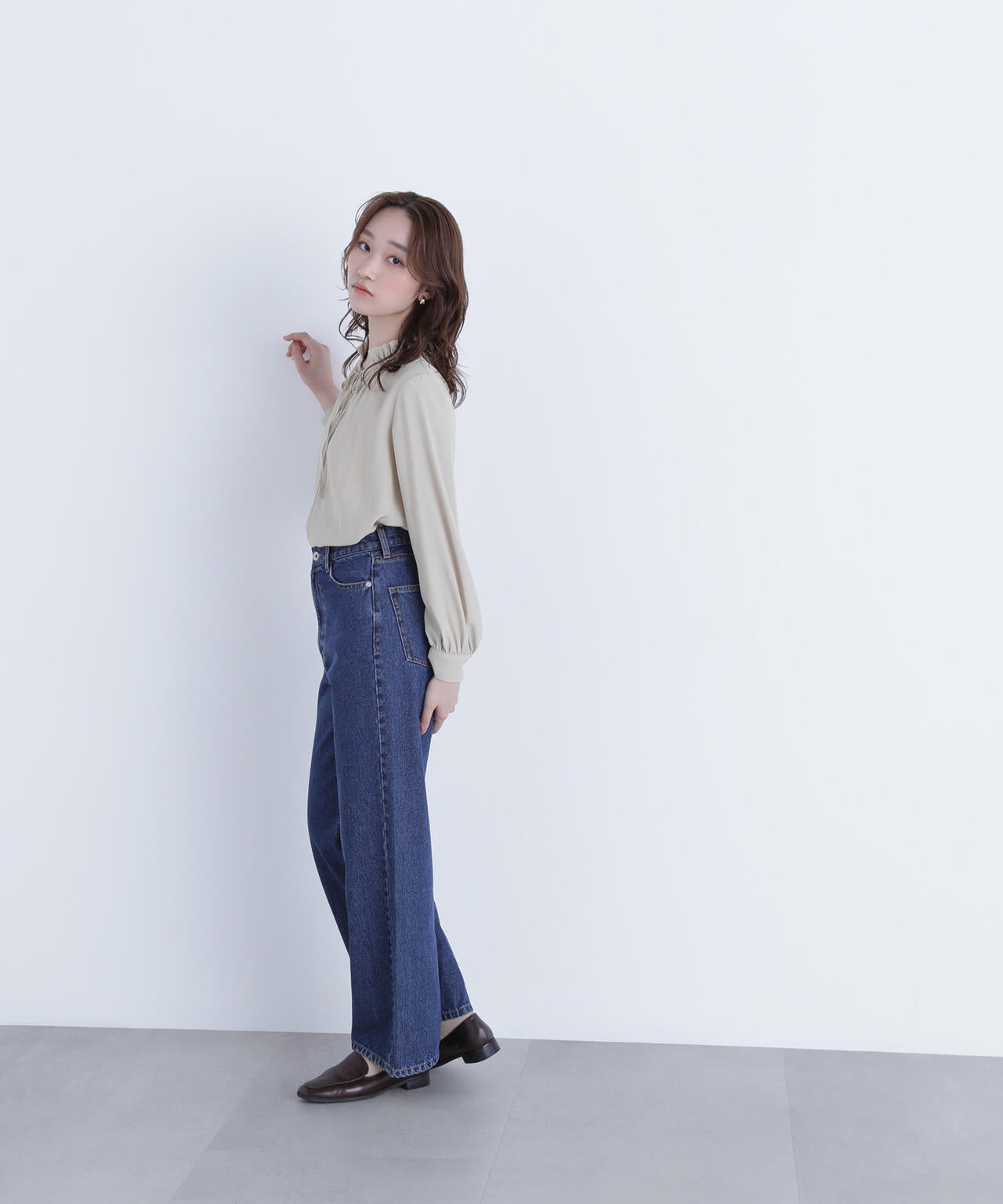 フリルネックリボンブラウス