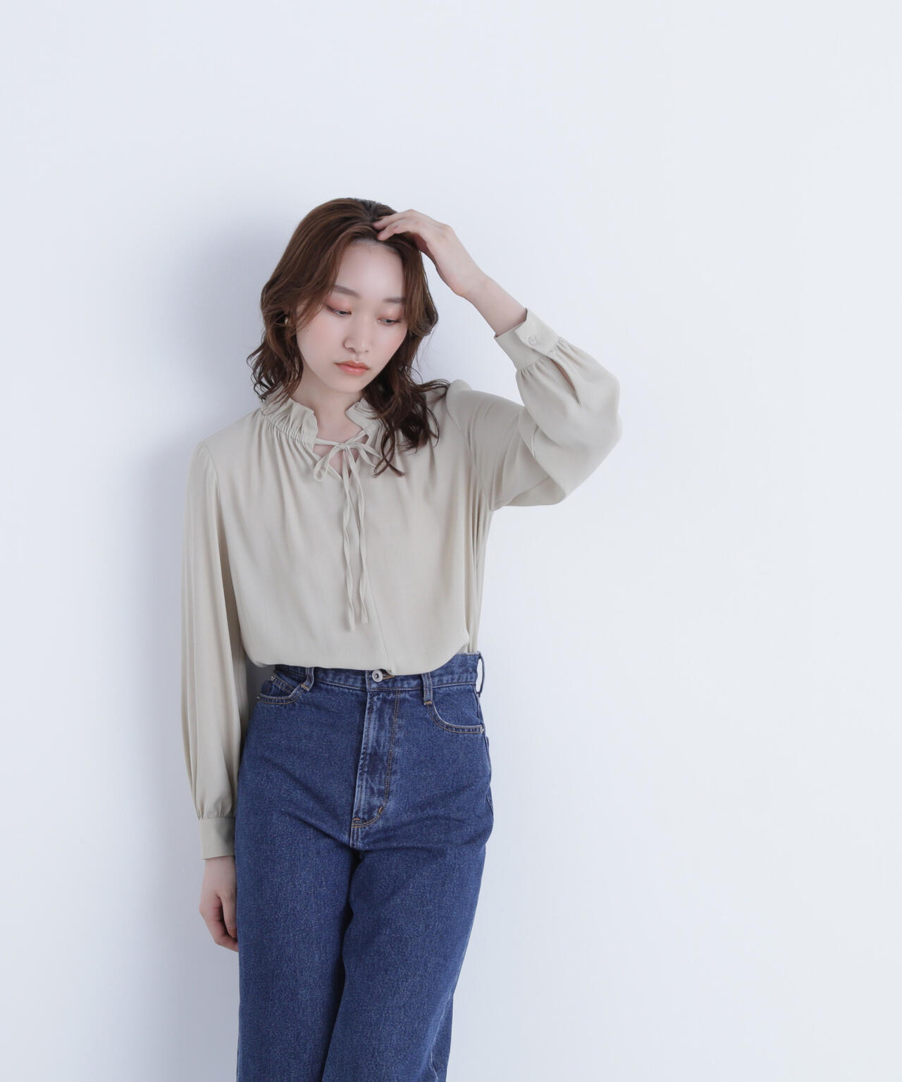 フリルネックリボンブラウス