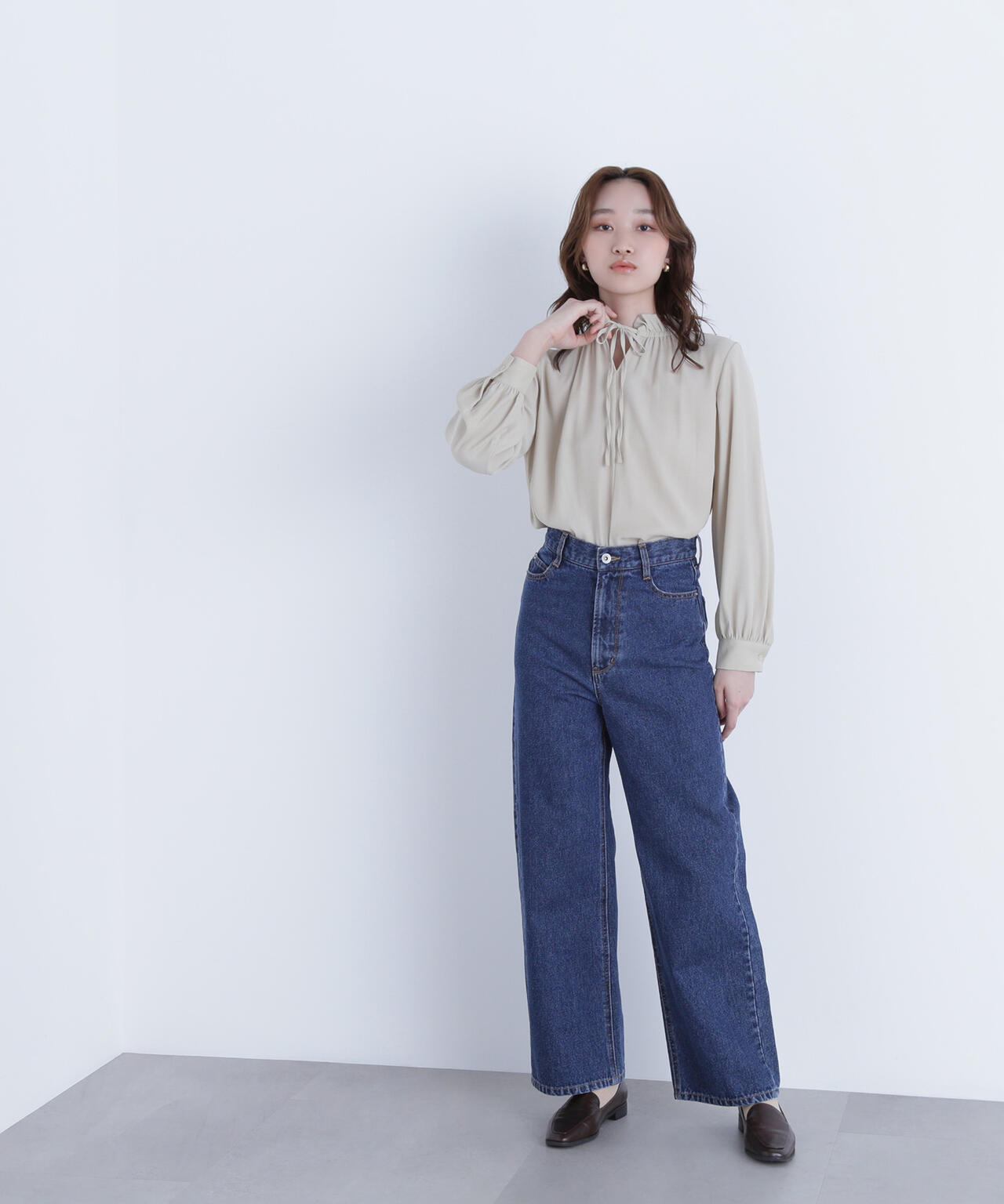 フリルネックリボンブラウス