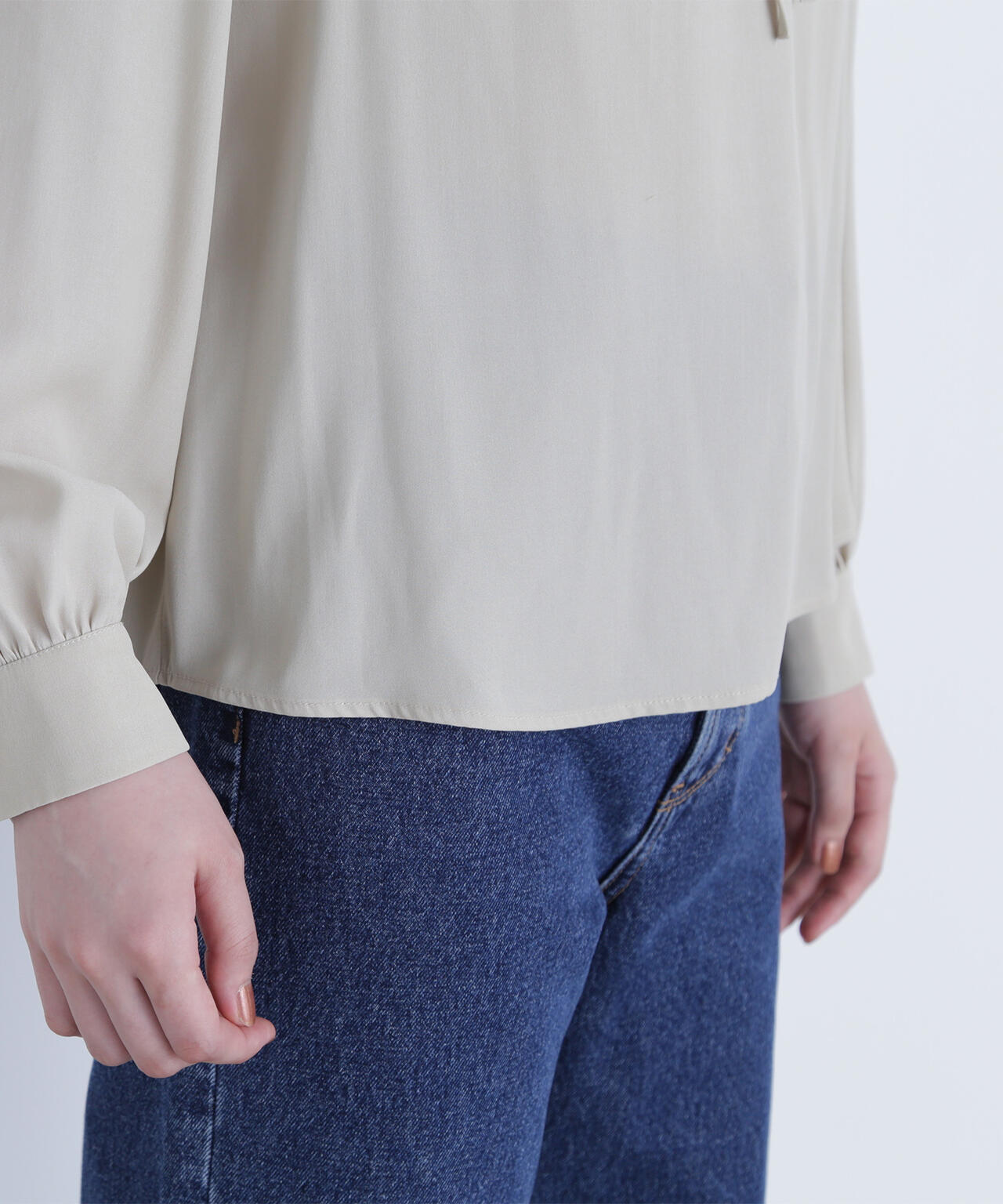 フリルネックリボンブラウス