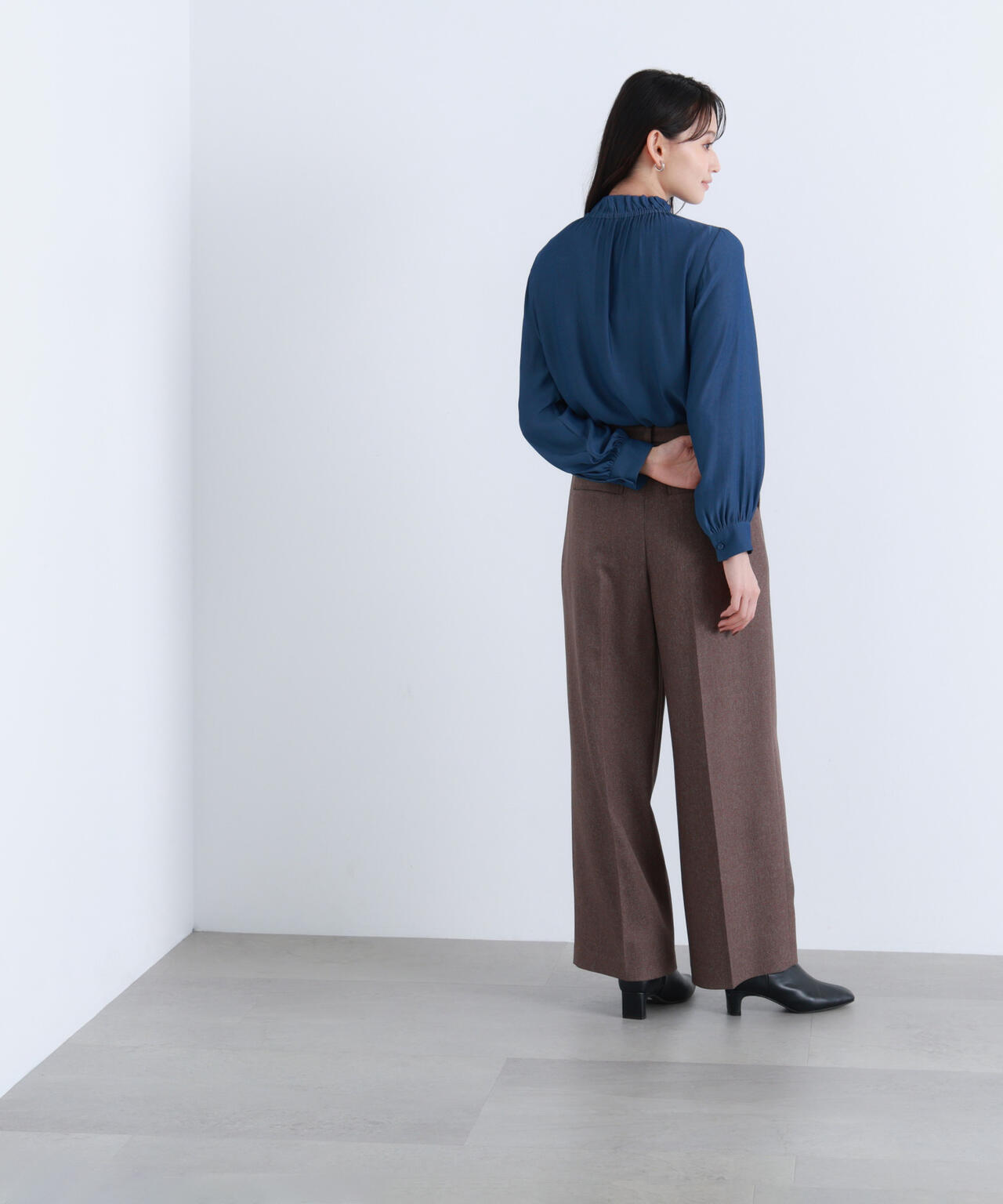 フリルネックリボンブラウス