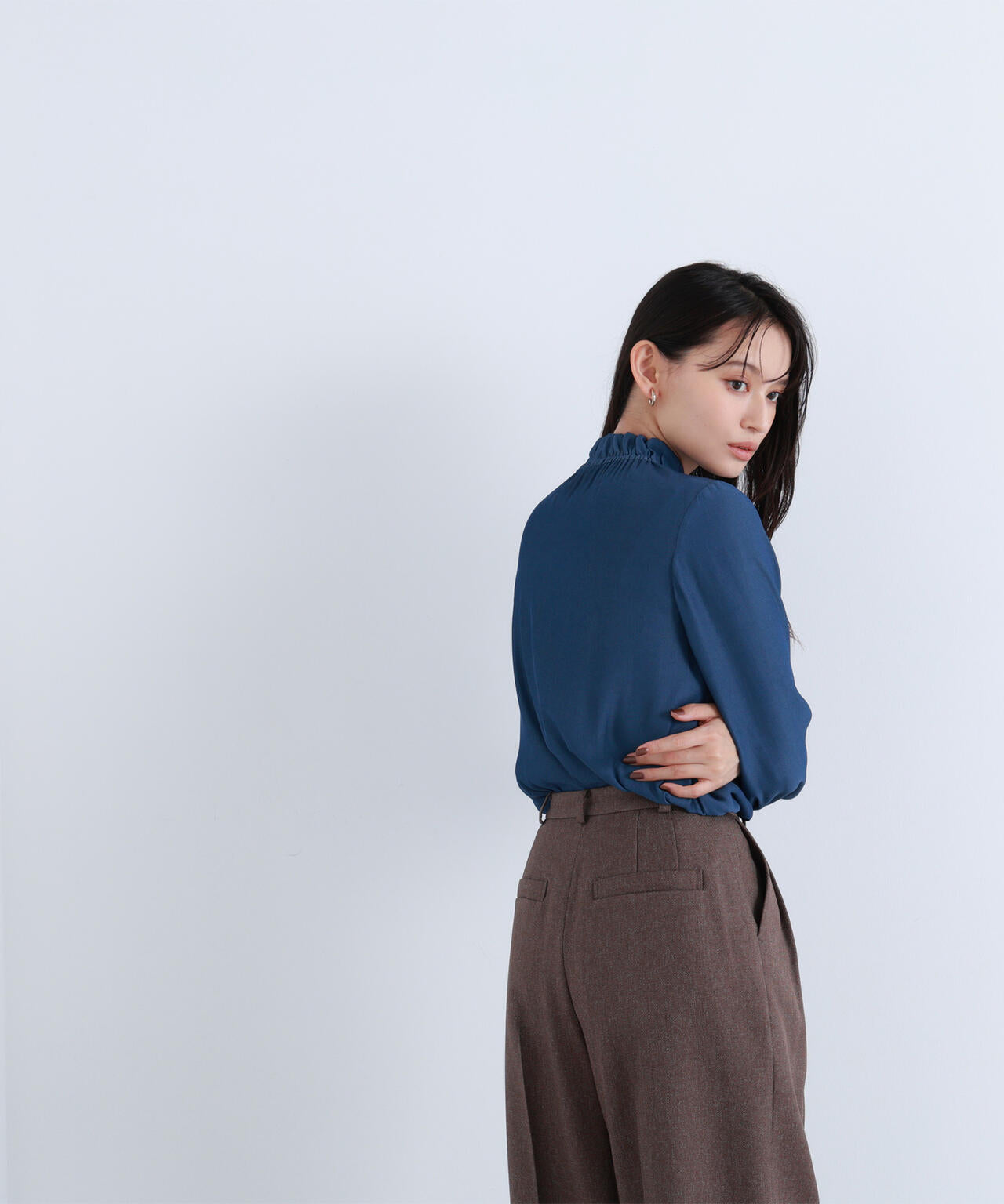 フリルネックリボンブラウス