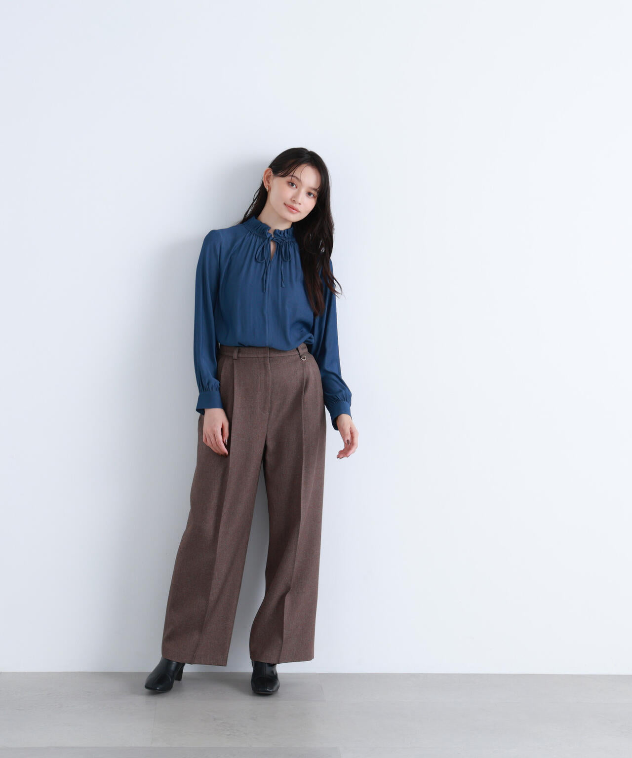 フリルネックリボンブラウス