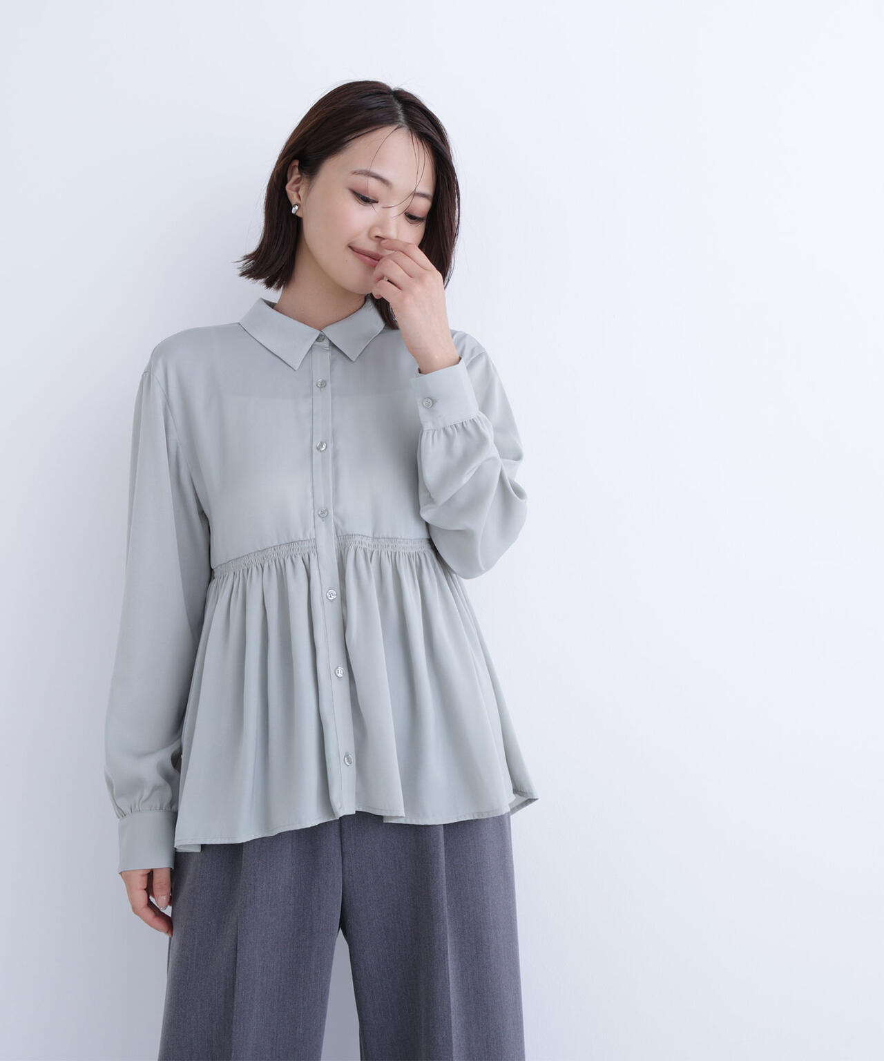 サテンペプラムブラウス