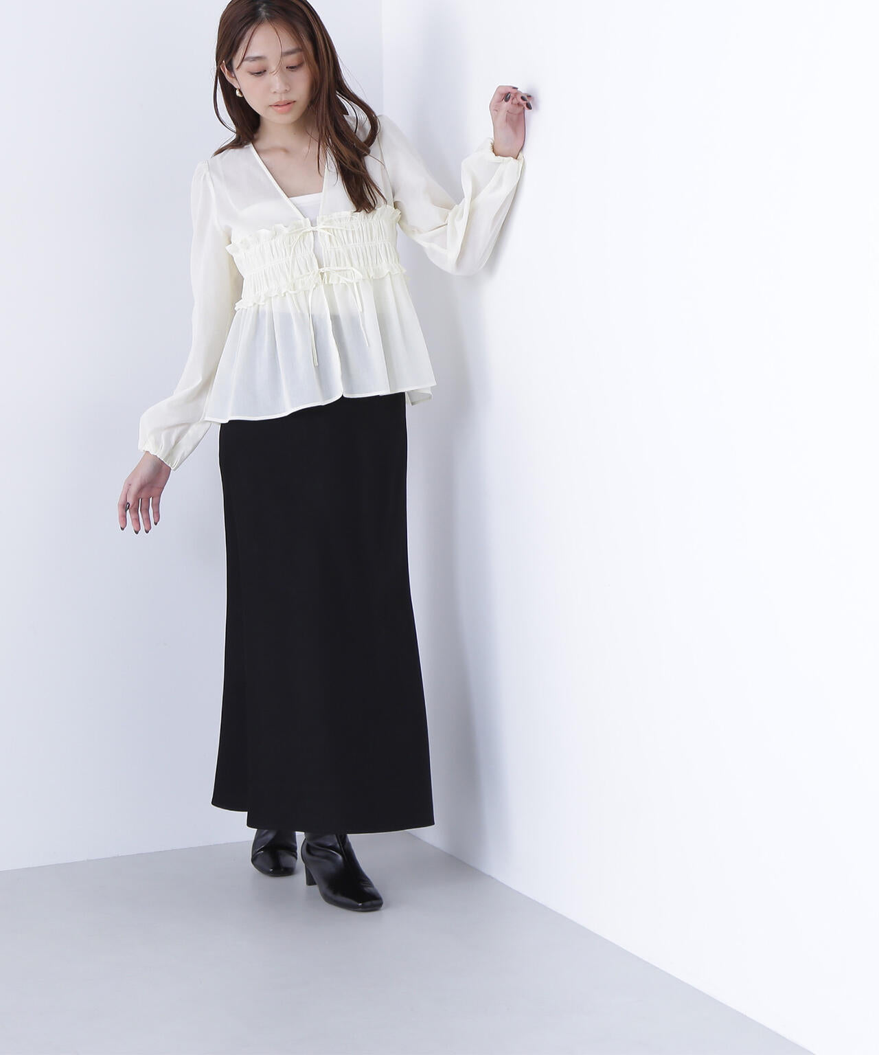 Vネックシャーリングペプラムブラウス