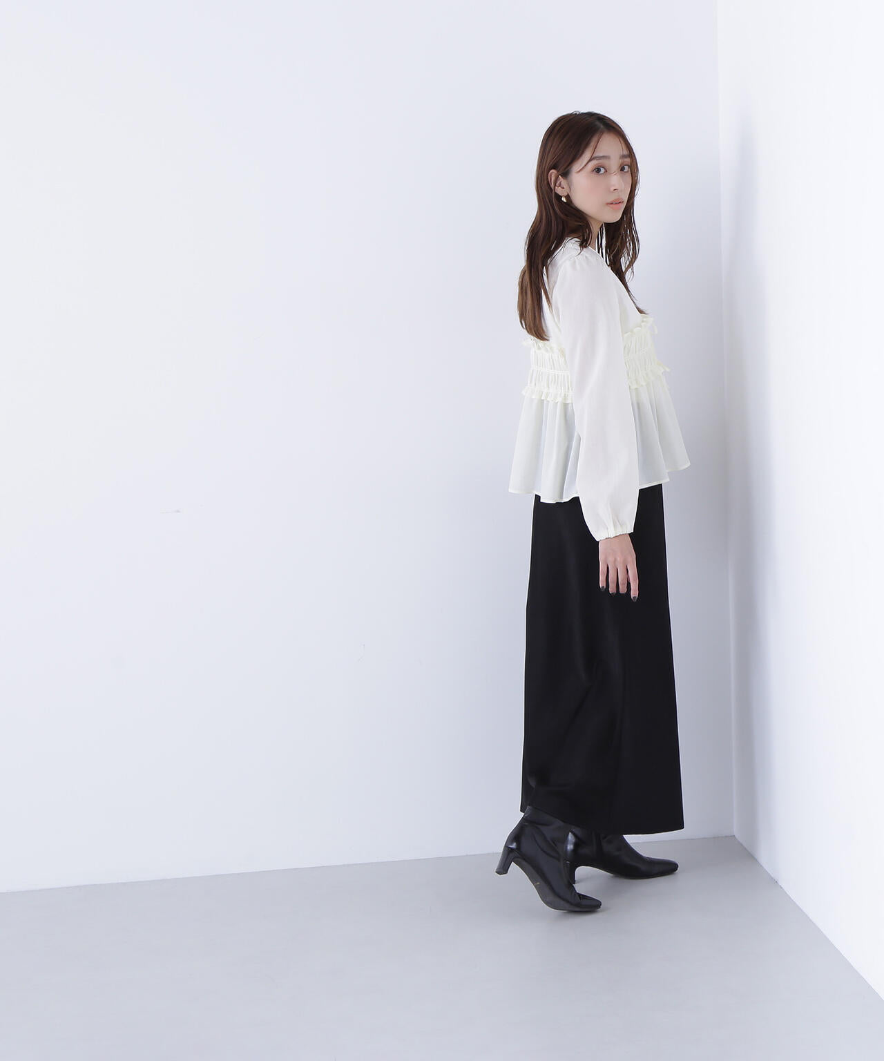 Vネックシャーリングペプラムブラウス