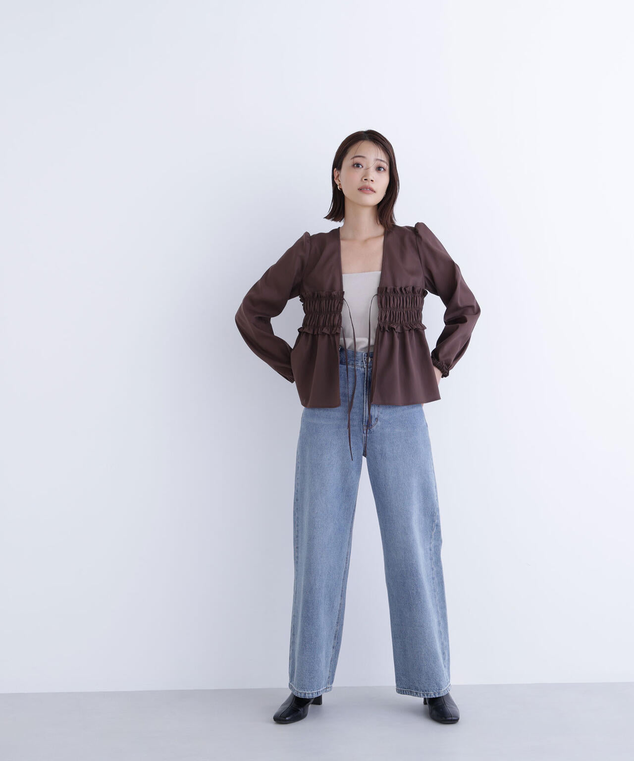 Vネックシャーリングペプラムブラウス